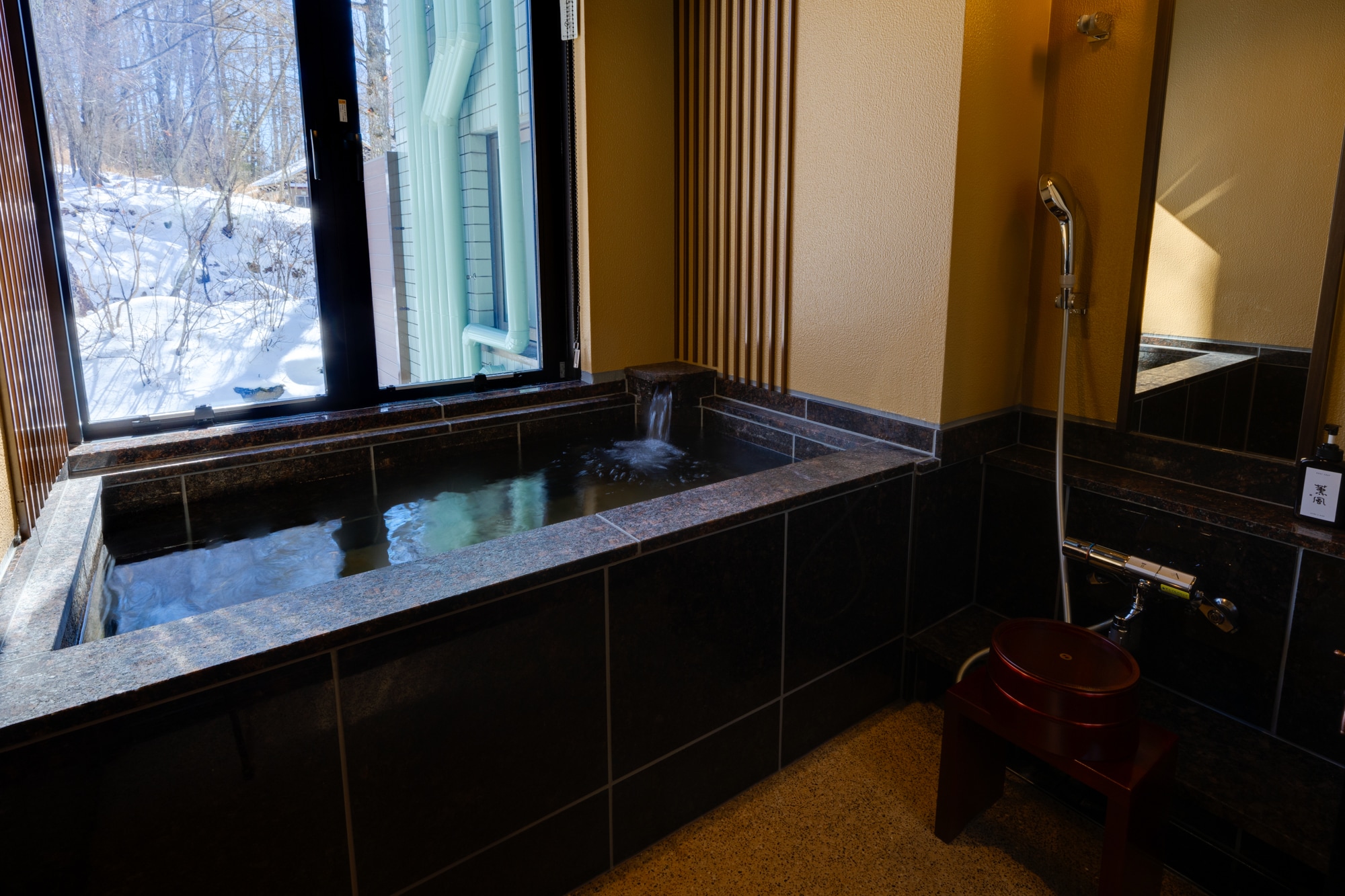 ■Japanese-style room with 10 tatami mats + twin bed + veranda ■In-room bath