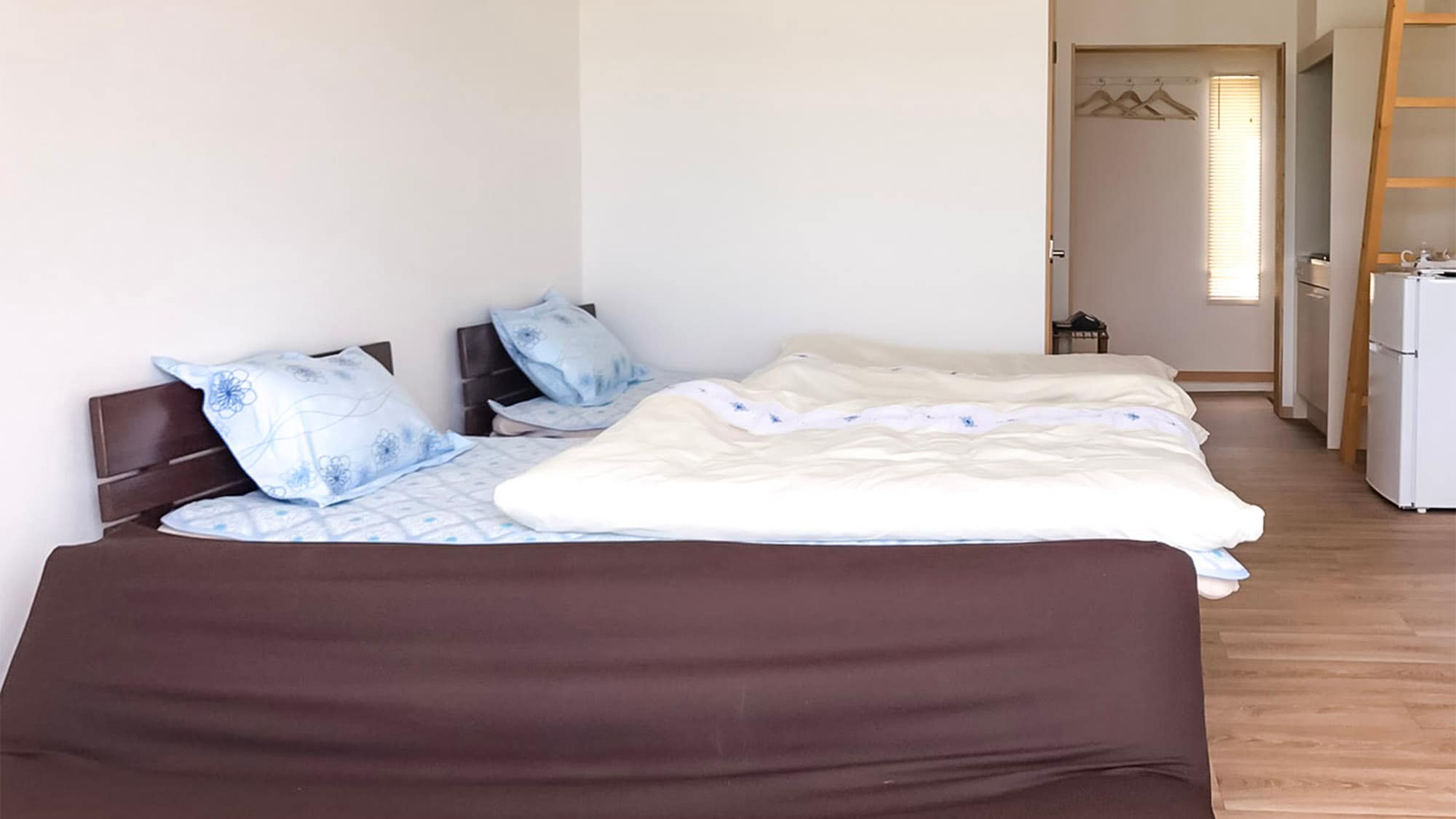・"B Type Cottage Ocean View" is equipped with two single beds and a sofa.