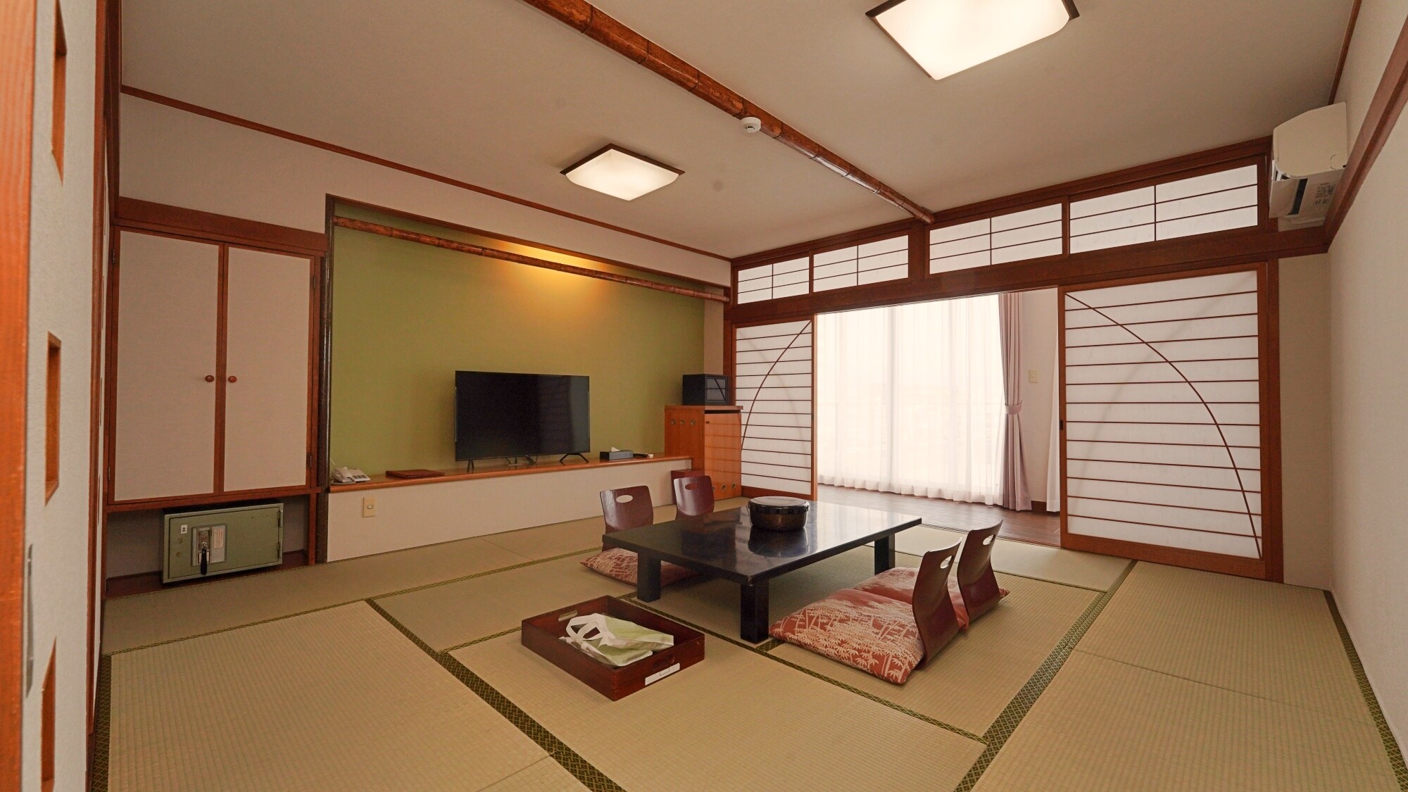 Japanese-style room (12.5 tatami mats) + spacious veranda (with bathroom)