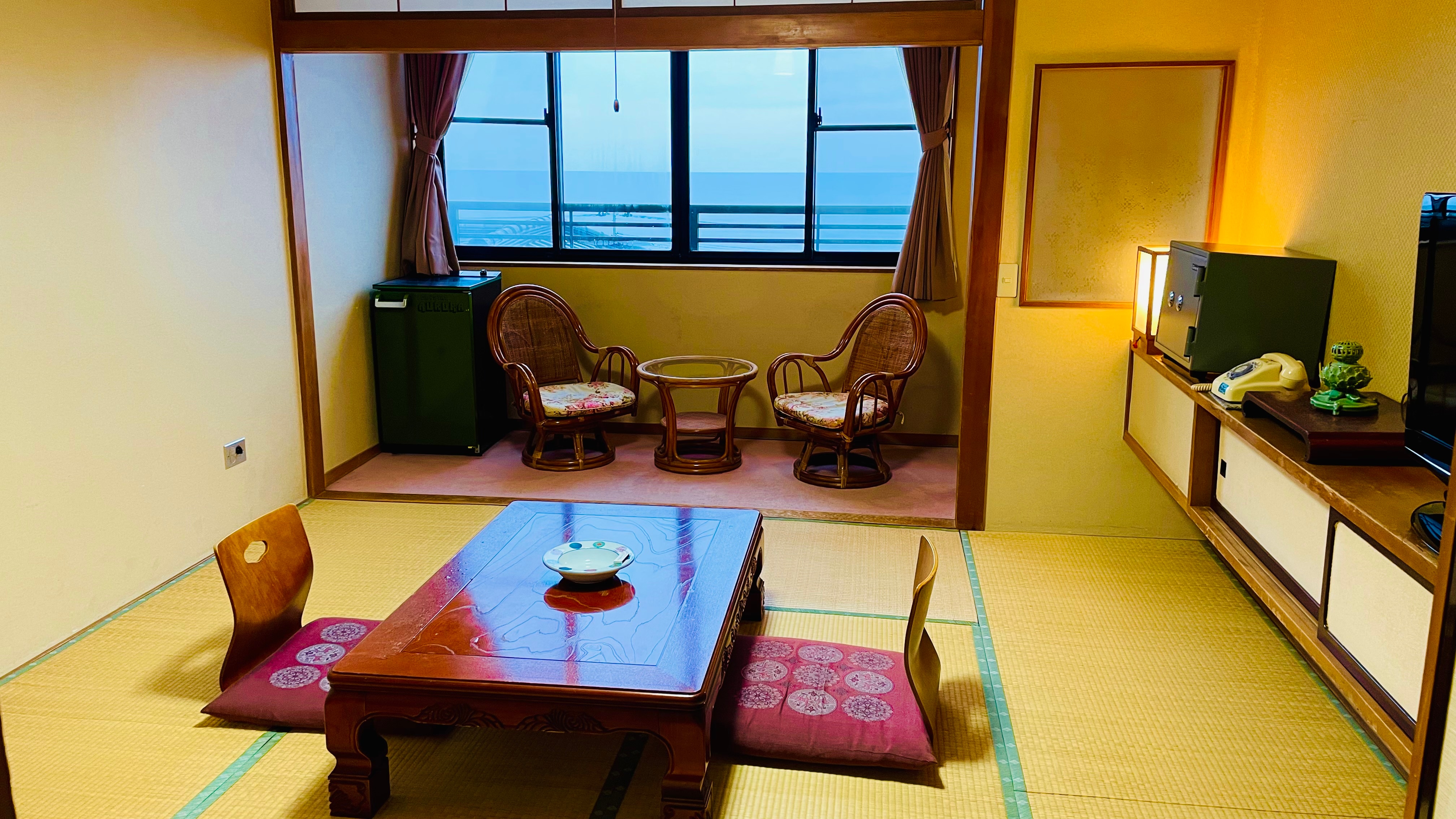 Smoking room (limited room) 8 tatami mats + 2 tatami mats with veranda * Advance reservation required
