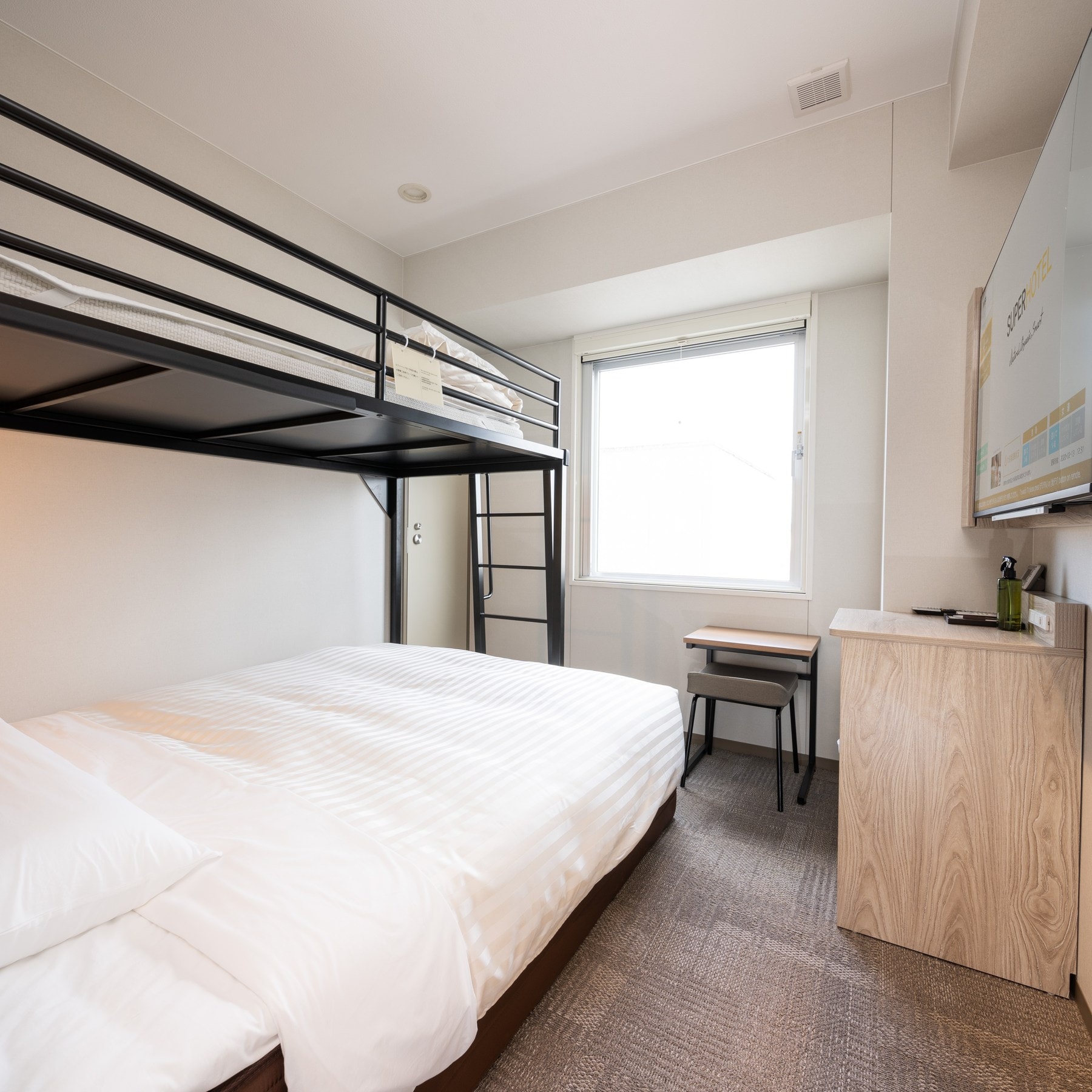 Kamar super dengan tempat tidur loteng yang akan disukai anak-anak Anda