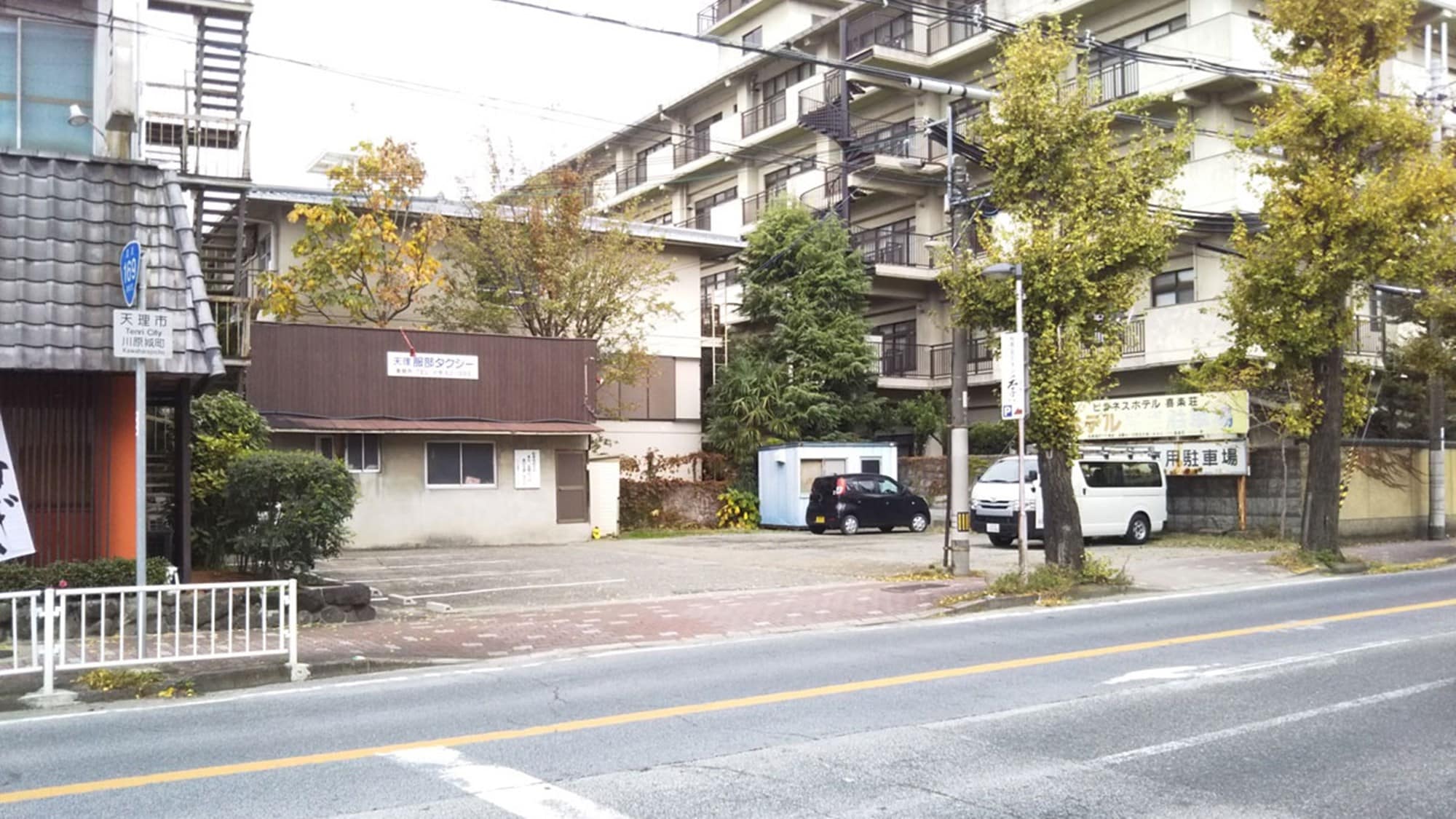 *Parking lot (200 yen for regular cars) North of the hotel, along R169