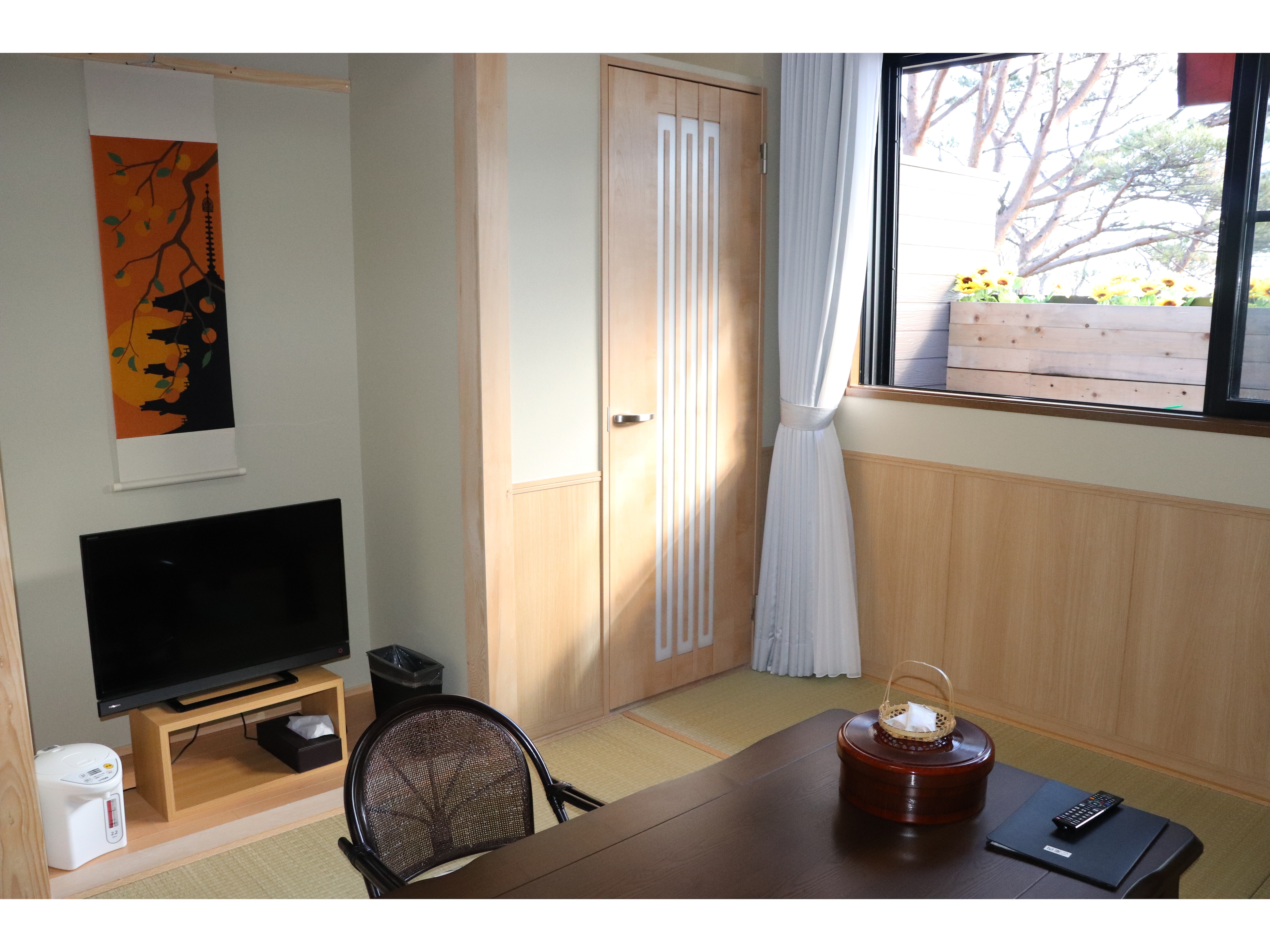 Japanese-style room (7.5 tatami mats) and twin bed room (open-air bath is 9.9m2 flower garden-style cypress bath)