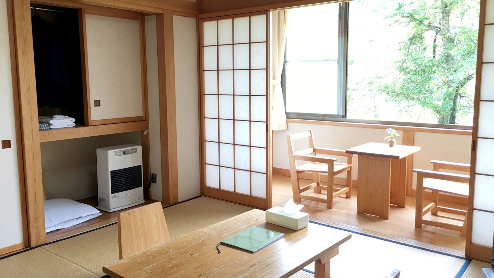 ・[Example of a Japanese-style room] Relax on the tatami mats while enjoying the sunlight filtering through the trees.