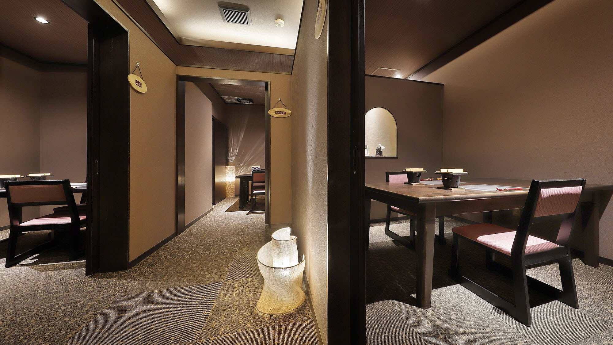 [Private dining room] Meals are served in private dining rooms for both breakfast and dinner.