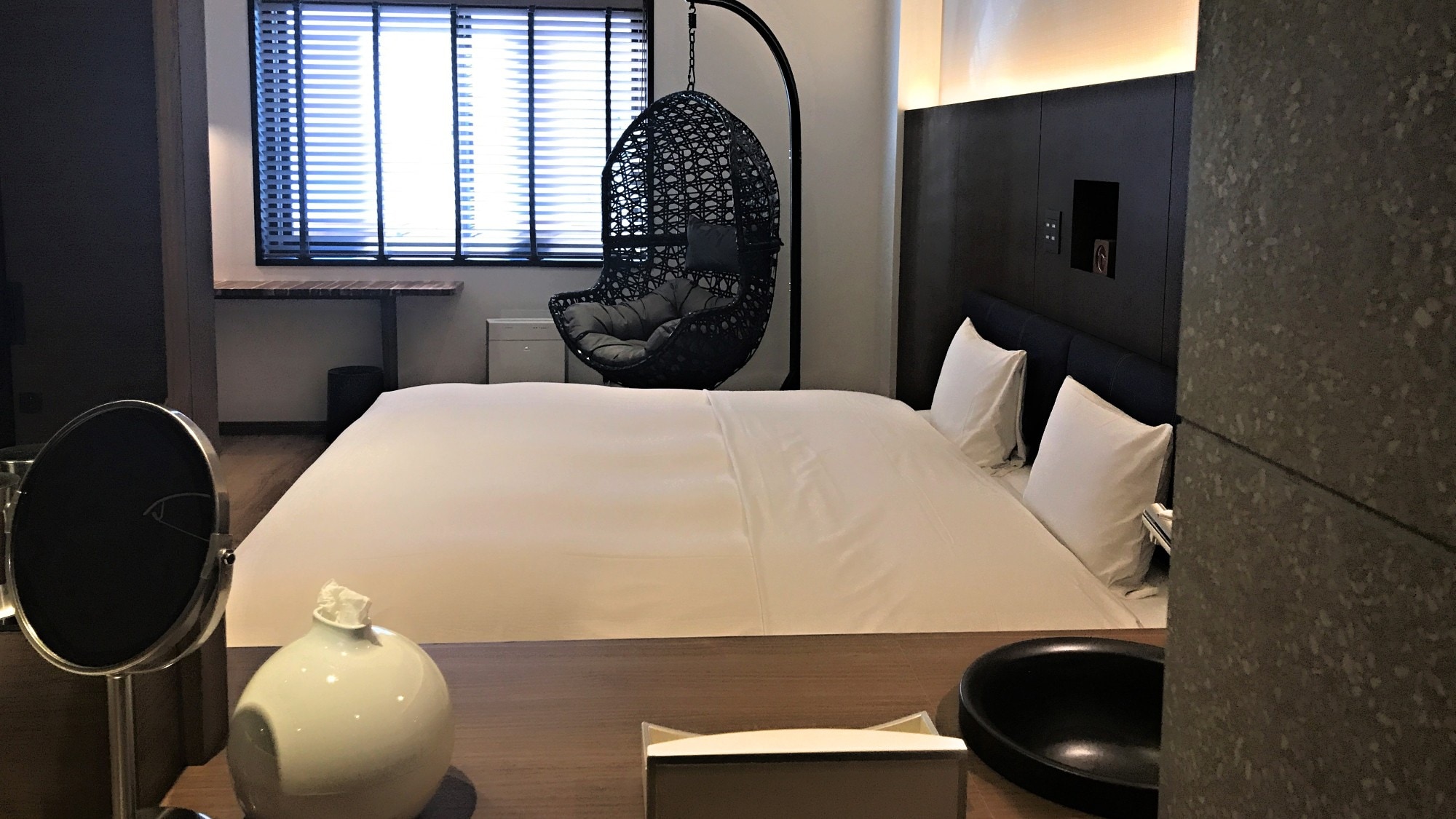 Kamar Double / King size bed dan kursi gantung dipasang di kamar (contoh kamar tamu)
