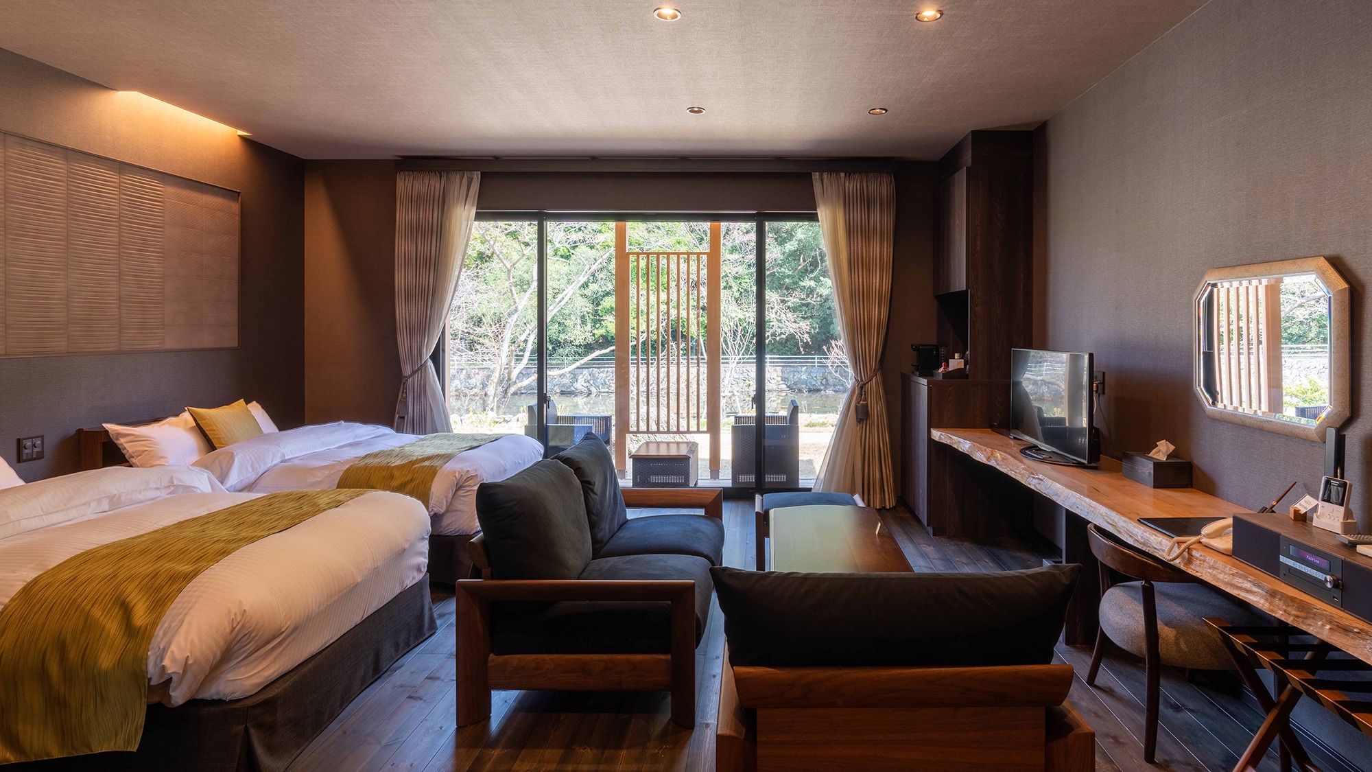 *[Guest room / Kaede] With a large window on the garden side, you can enjoy the green forest from the Japanese-style room.