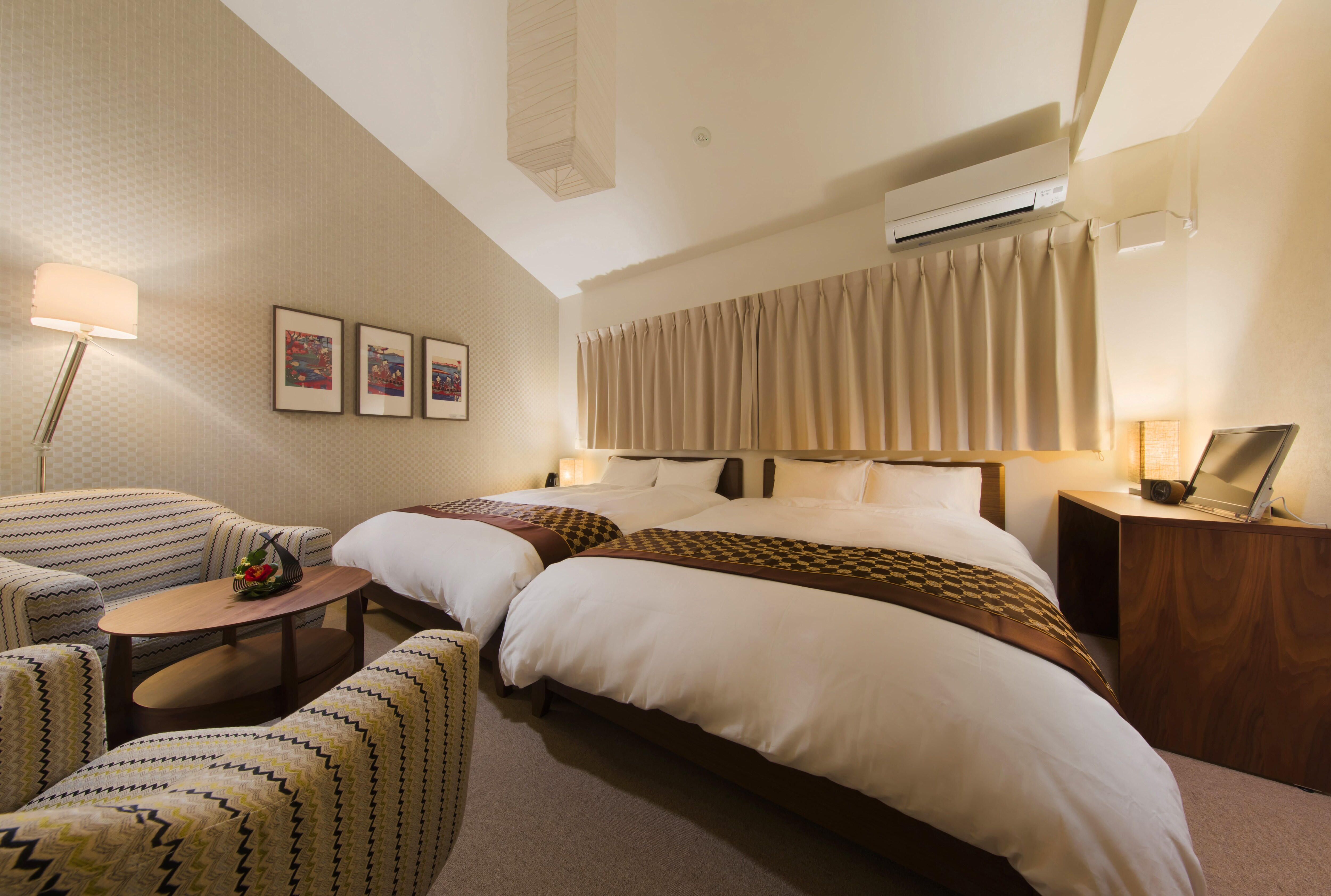Tempat tidur ganda x 2, Kamar Suite 205