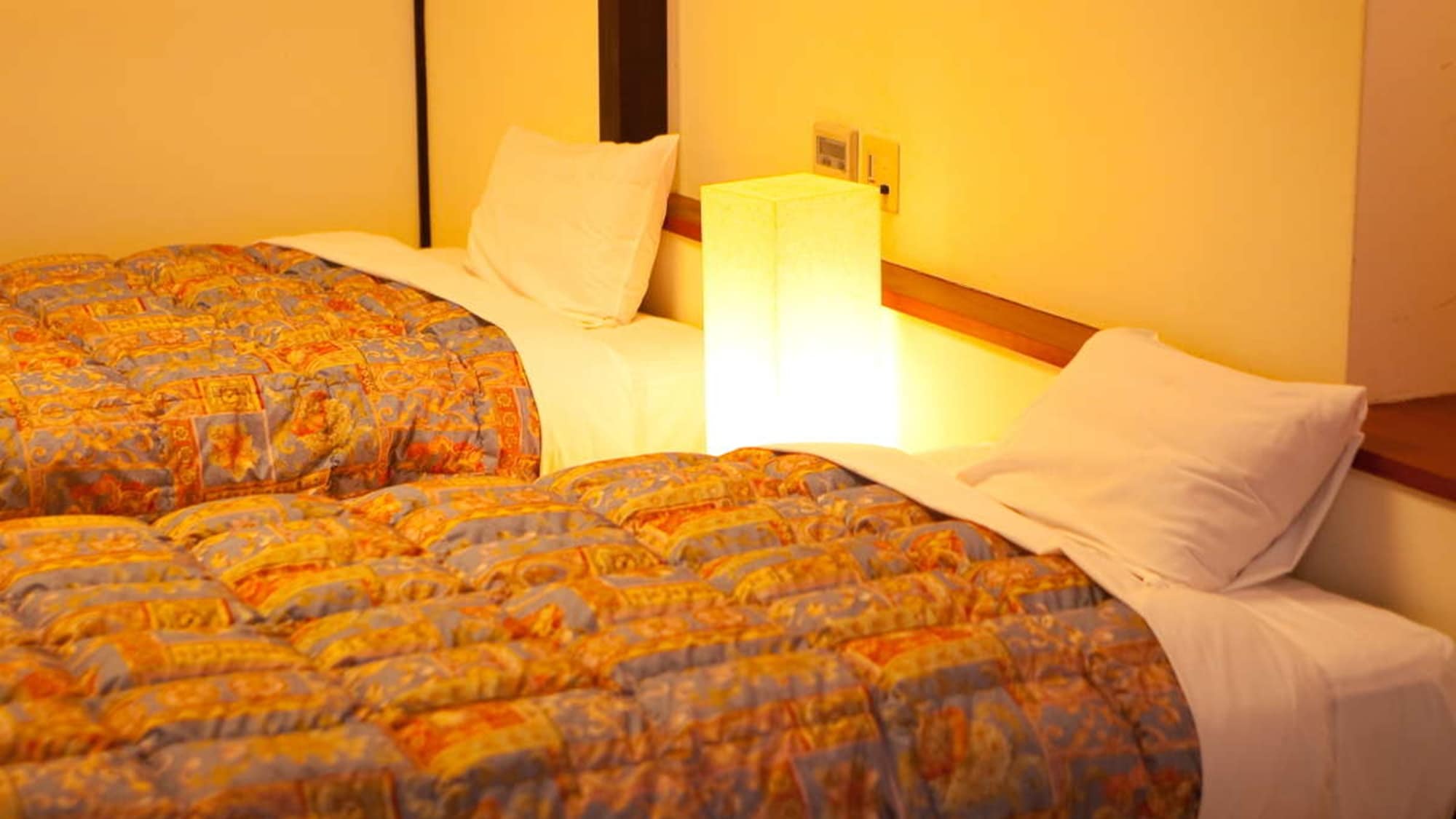 Kamar bergaya Jepang-Barat dengan bak mandi cypress / tempat tidur semi-double Simmons tersedia