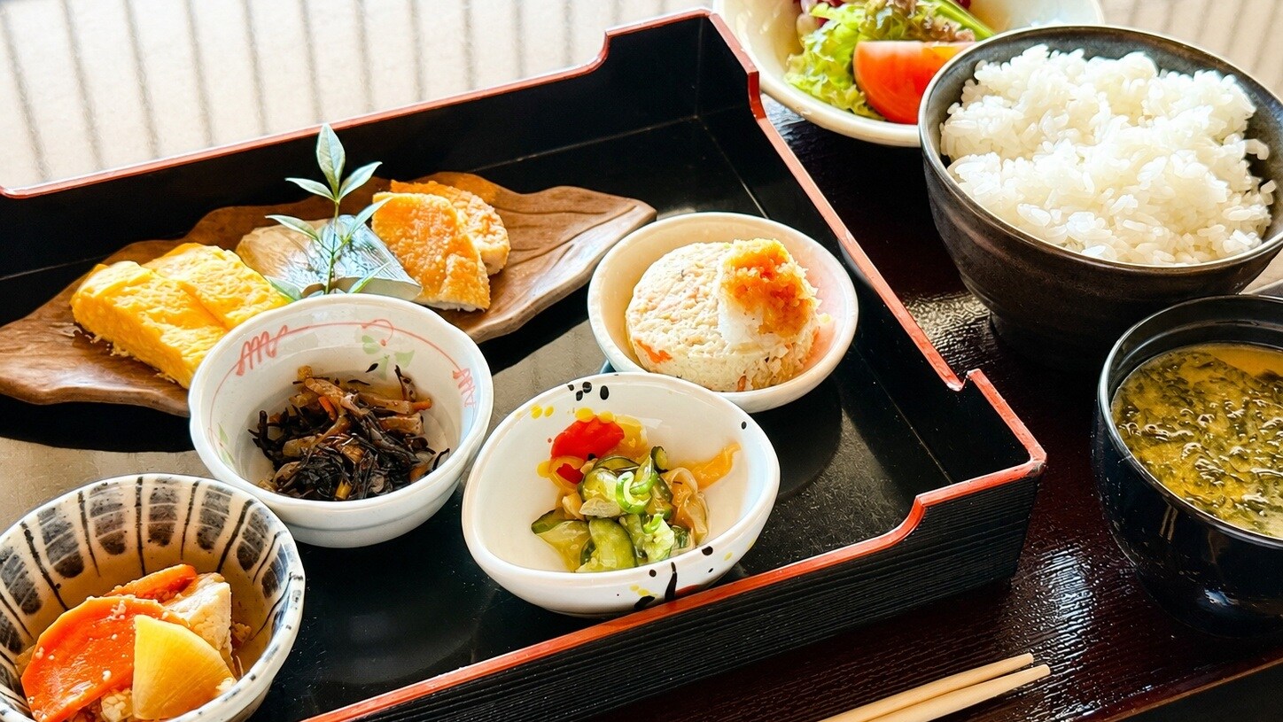 【早餐】限时优惠，从 2026 年 9 月至 2027 年 2 月！菜单主要以日式料理为主，包括 Hofu 的特色菜——鱼肉丸子（Gyorokke）。
