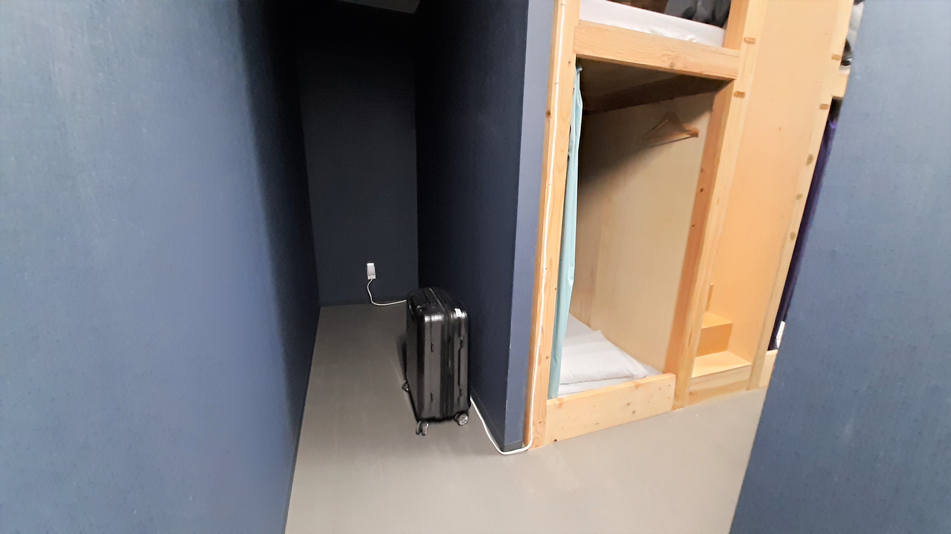 Large luggage storage area (mixed-gender dormitory, 26-person room)