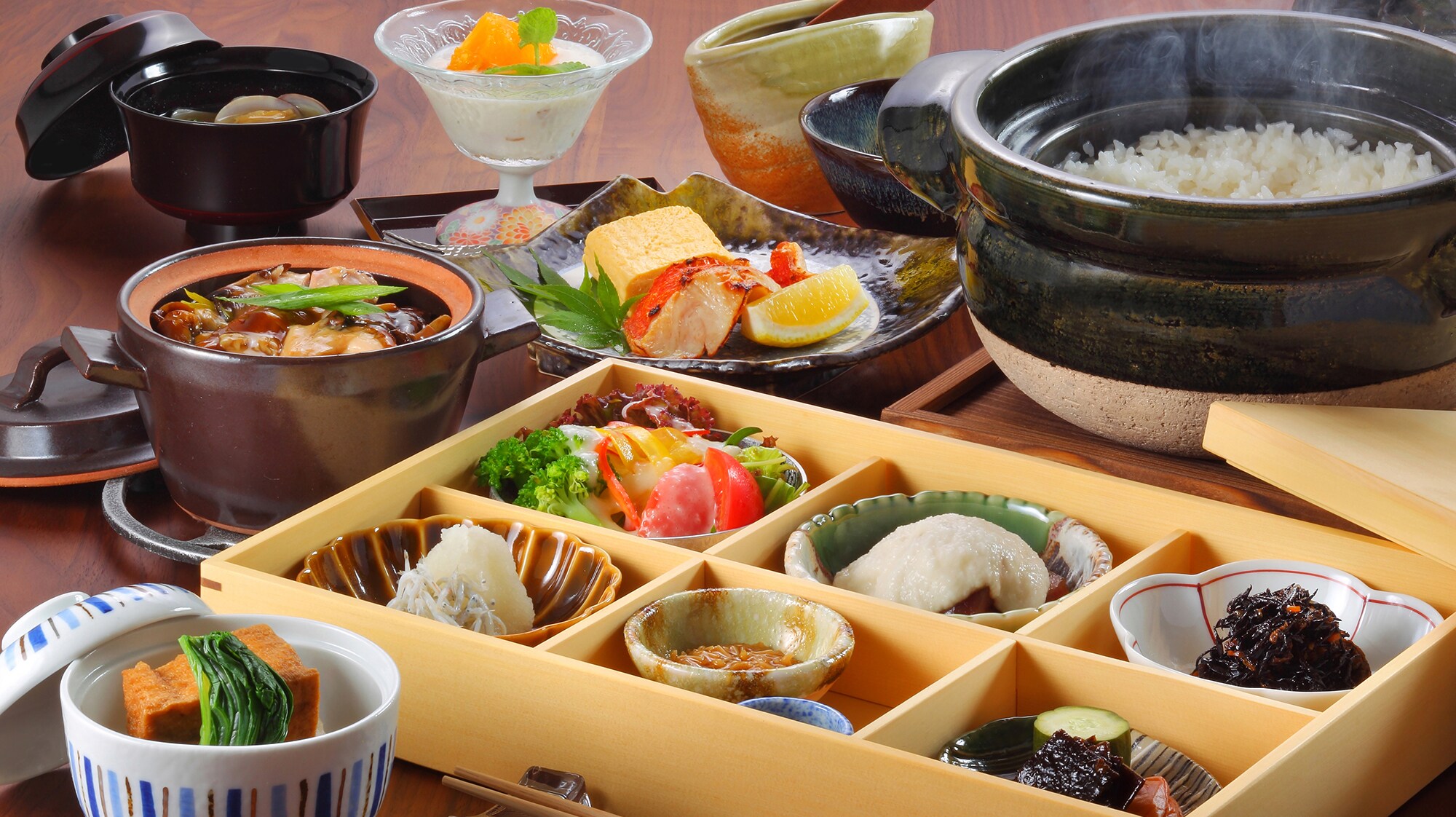 Breakfast is a Shokado-style box lunch that includes grilled fish and Izu specialties.