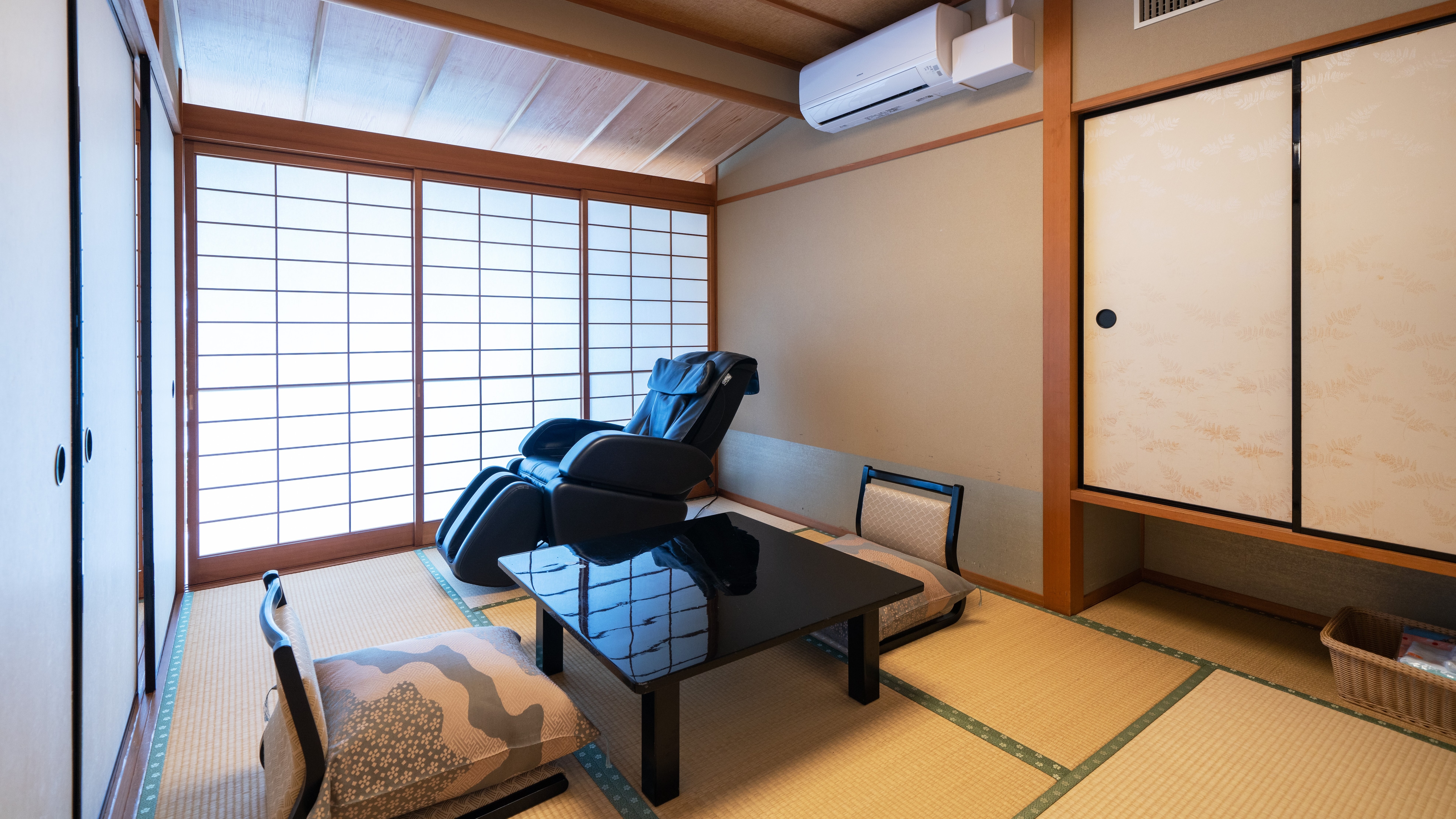 Massage chairs are also available (Hitenkan [special floor] Guest room with open-air bath (with massage machine) 583)