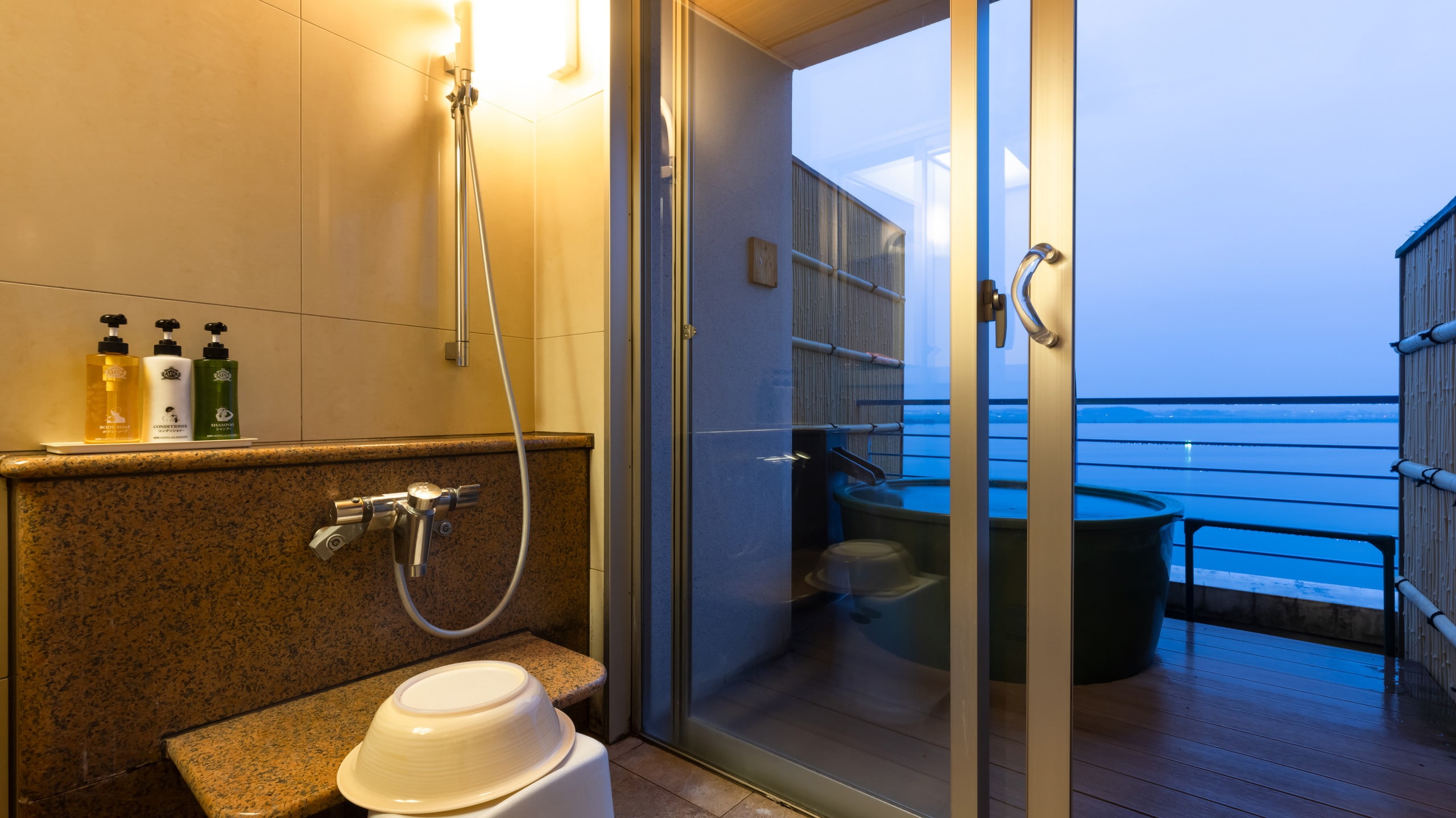 [Top floor Japanese-Western style room] Washing area
