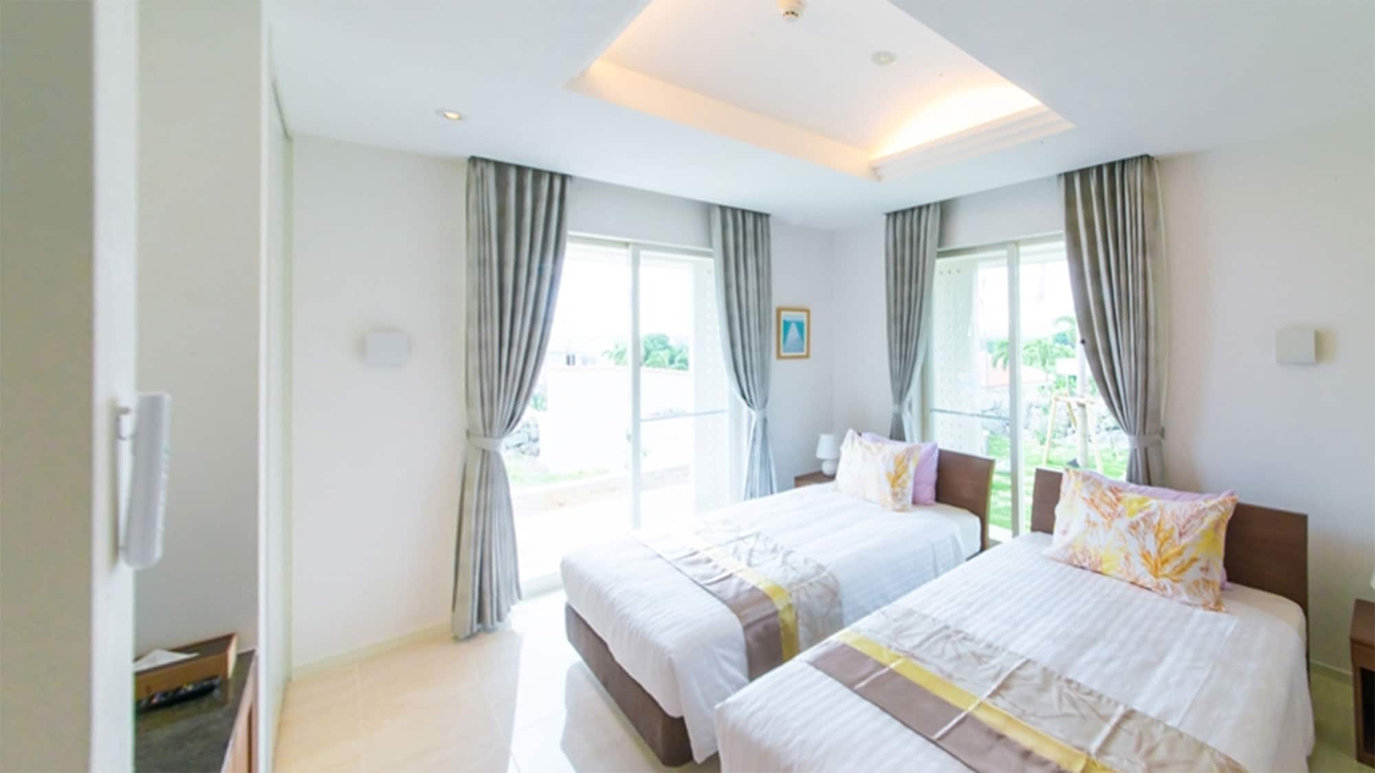 ・[Sun Suite] A Western-style room with two beds connected to a Japanese-style room.