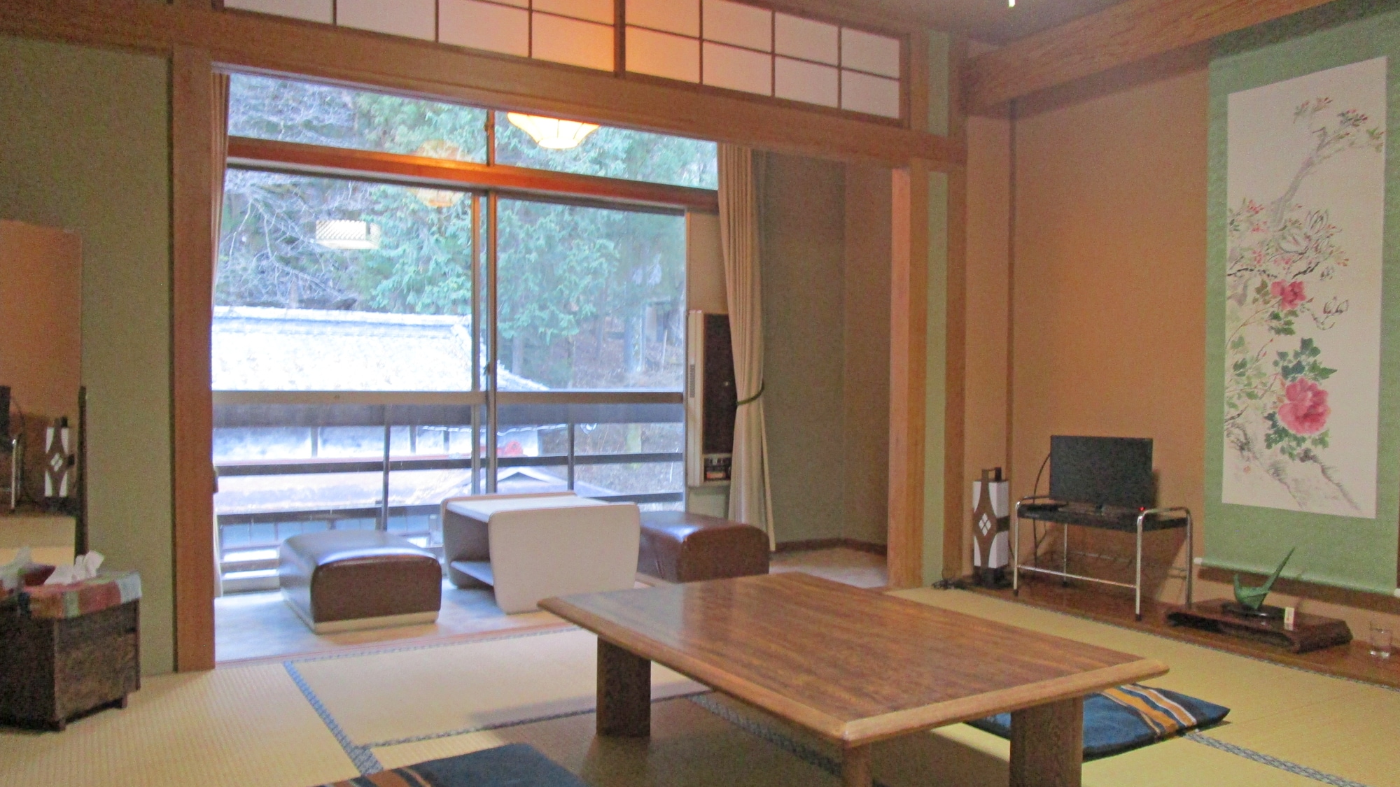 *One example of a guest room/A pure Japanese-style room facing the Reisenji River. There is also a wide veranda on the window side, so you can relax.