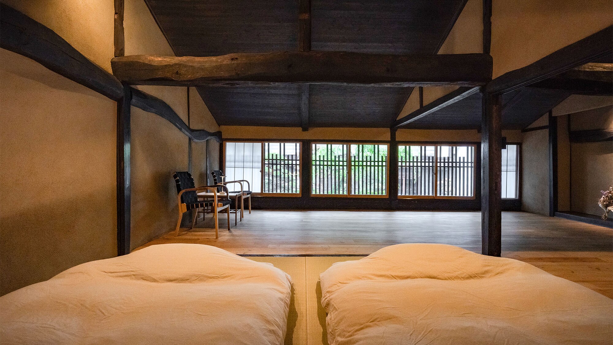 ・【大梦屋卧室】位于建于 1869 年的建筑二楼，提供两张半双人床垫。