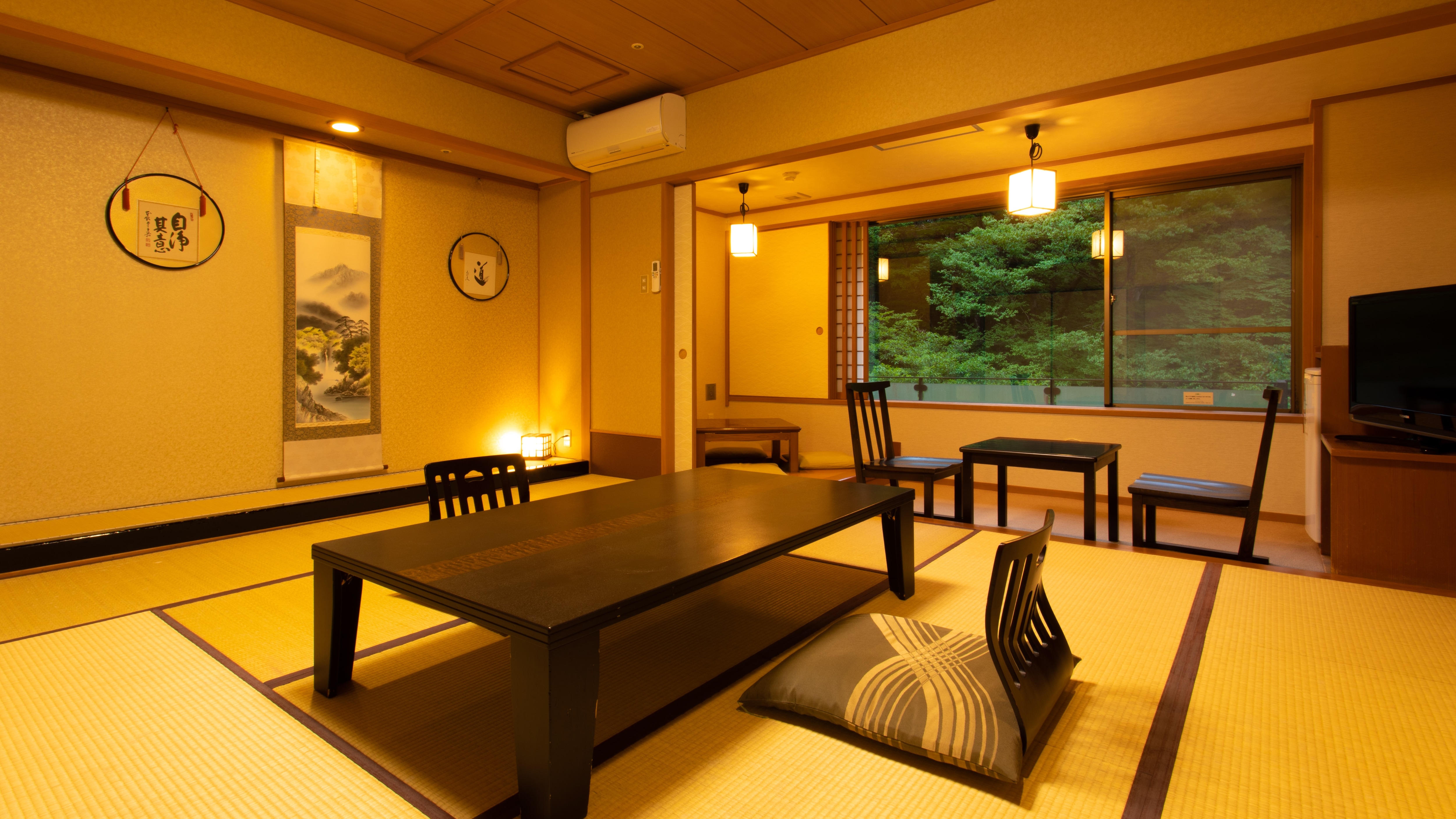 *我們將為您提供位於主樓的日式房間，可以看到清澈的志摩川，10張榻榻米或更多。