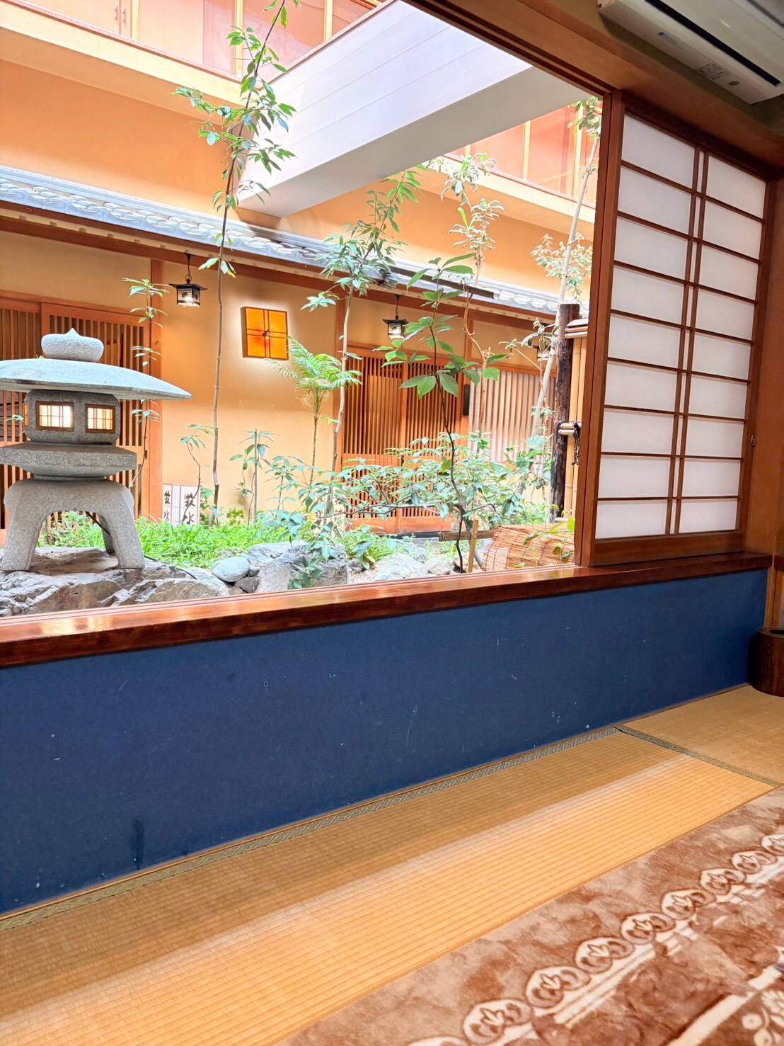日式房间里可以俯瞰庭院，耳边传来潺潺溪流的声音。