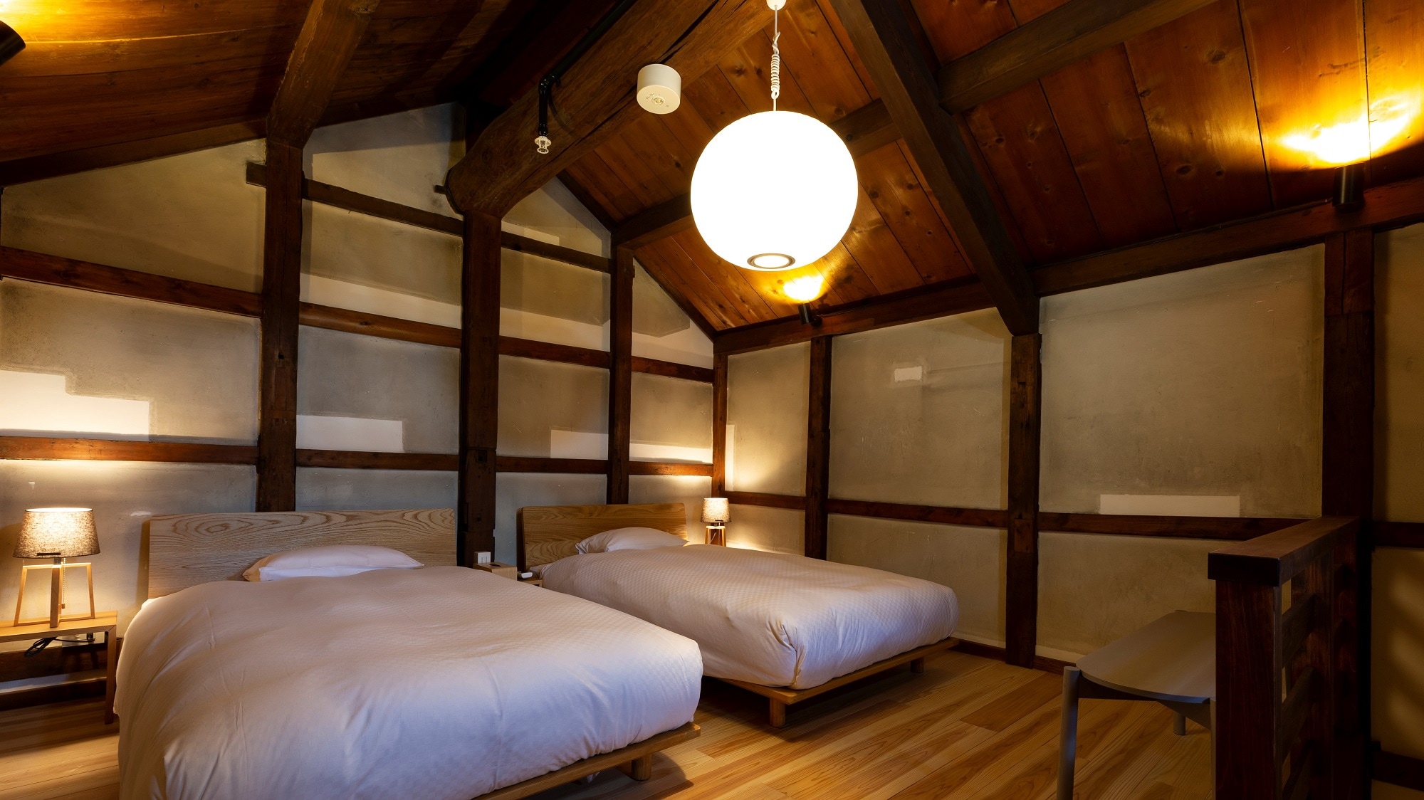 [VMG Grand 101] Saat Anda menaiki tangga kayu, Anda akan menemukan kamar tidur yang tersembunyi di loteng.