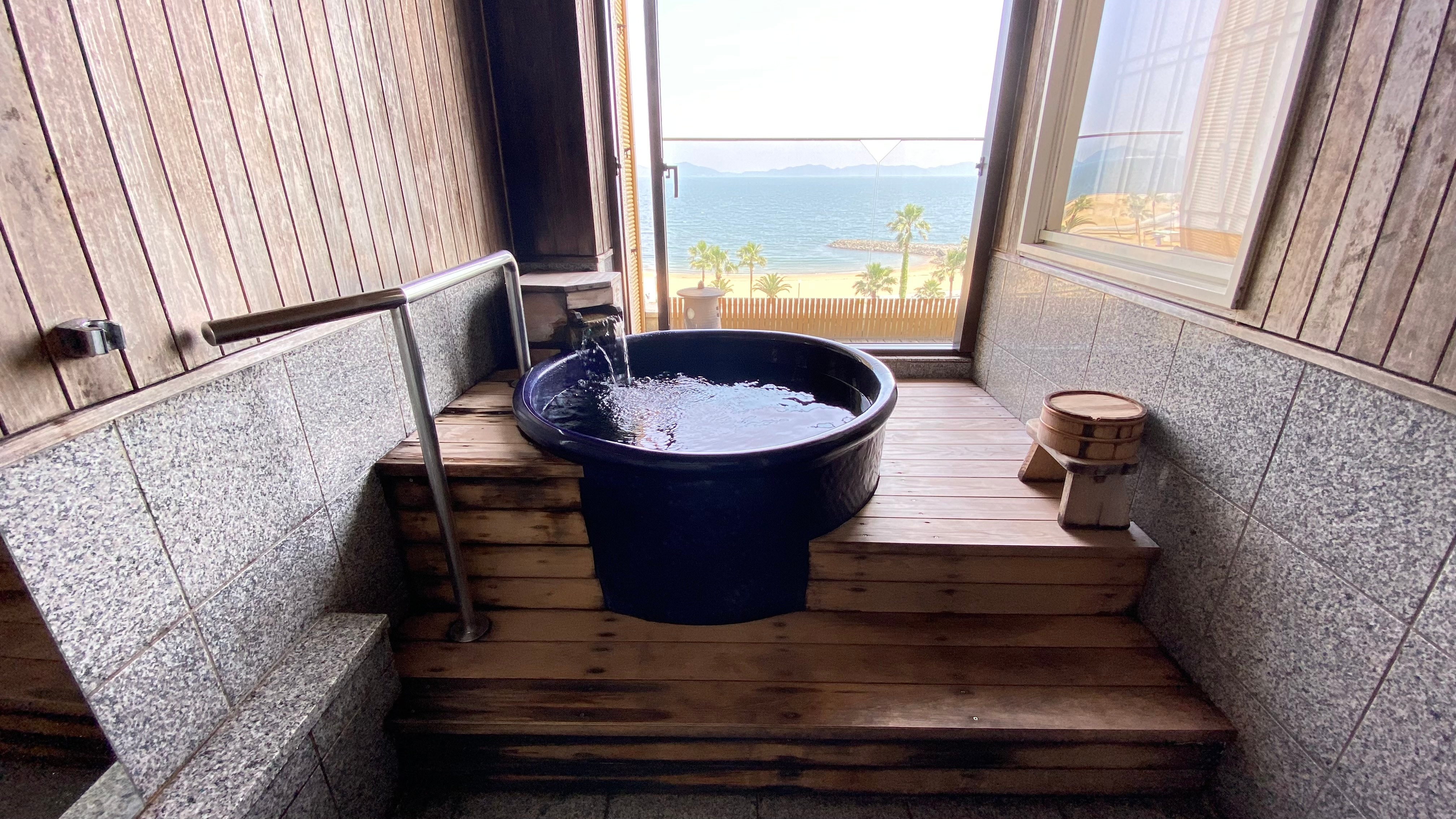 An example of an open-air bath attached to a guest room 2
