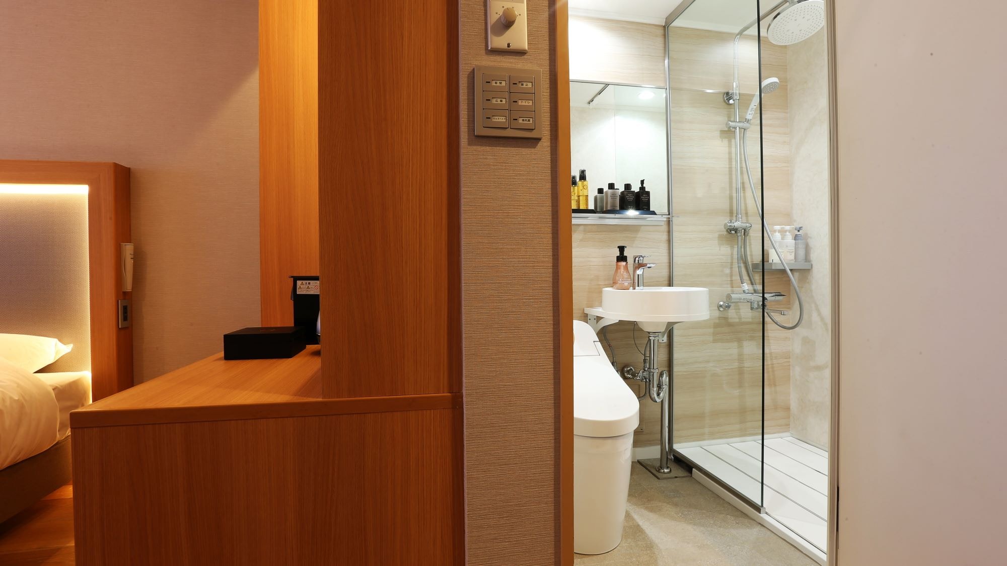 Hollywood Twin Shower Room *Image
