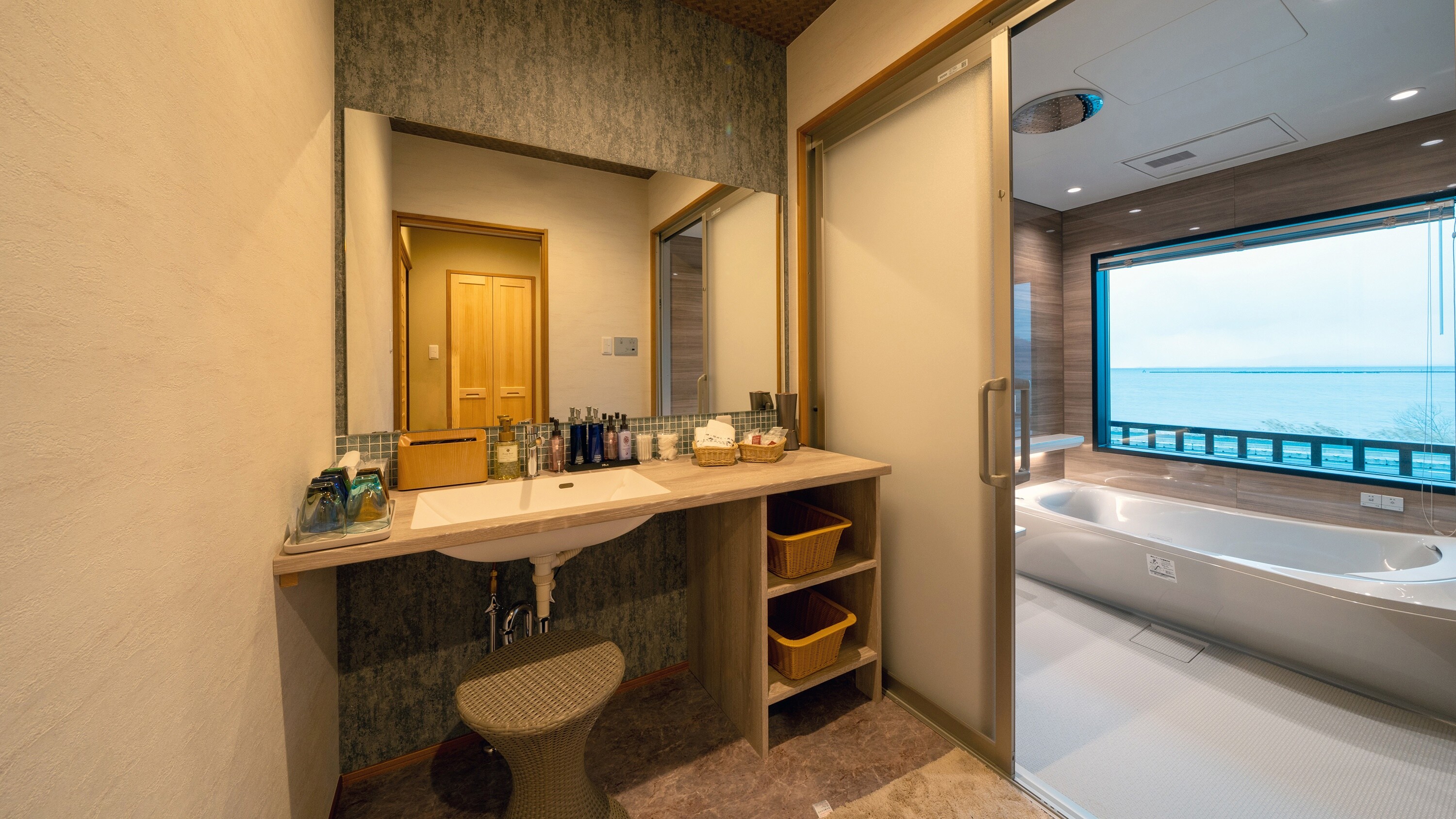 ※【浴室範例】沒有台階，配有滑動門，可舒適使用。