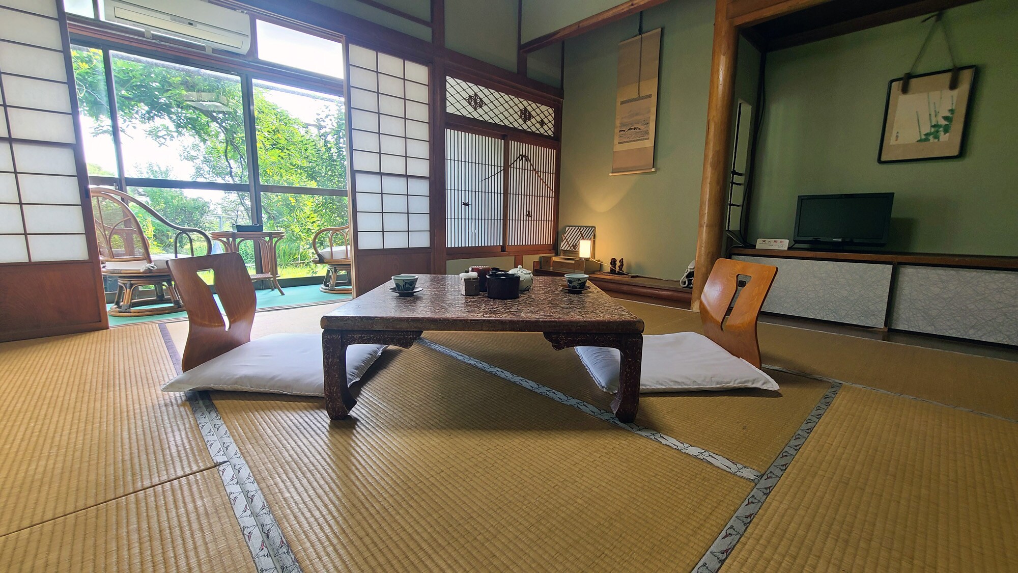 [#1st floor Japanese-style room] If you go out from the porch, you can see a beautiful view of the sea♪
