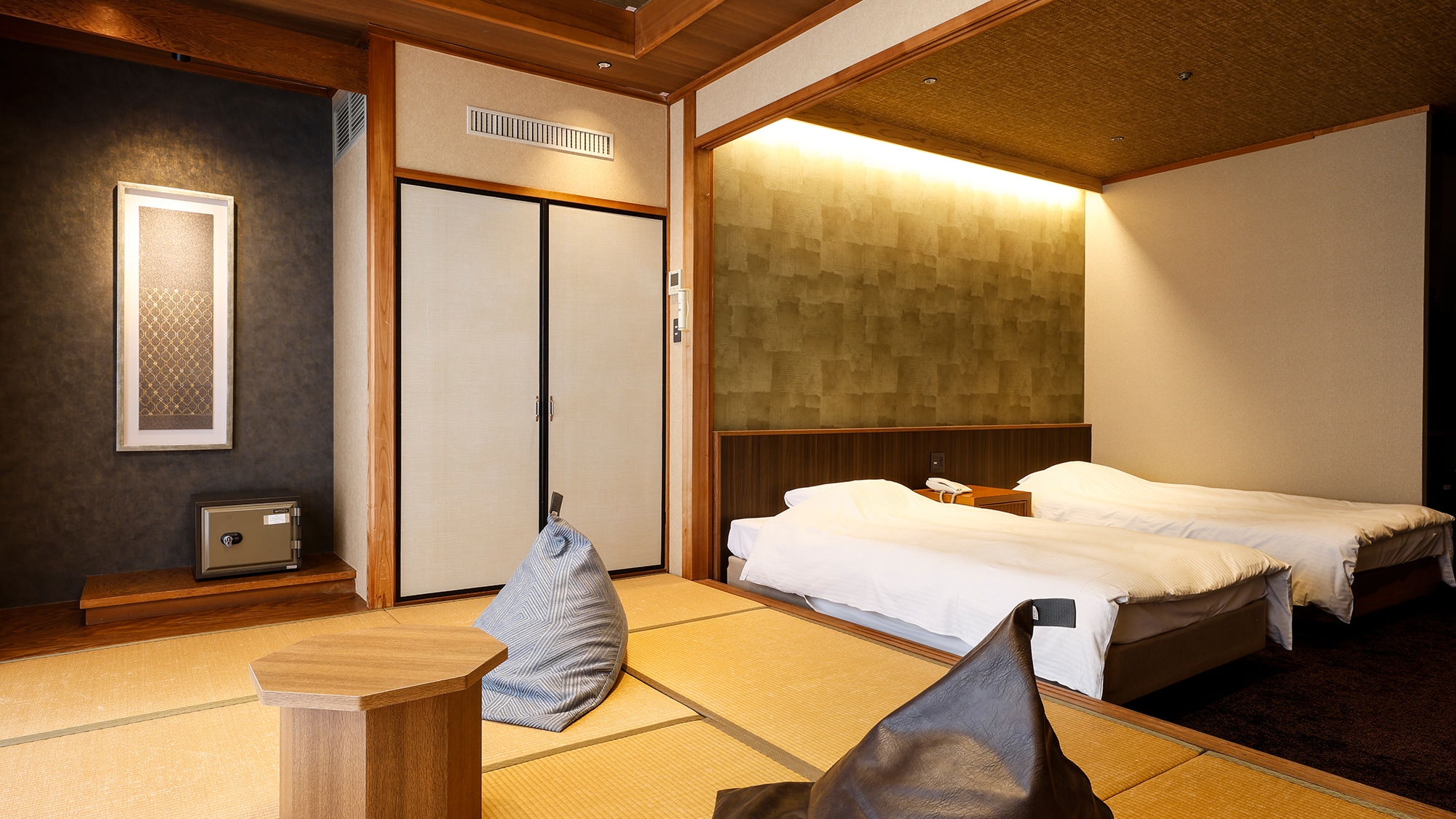 [Umioto Building] Japanese-Western style room, 7.5 tatami mats + twin beds