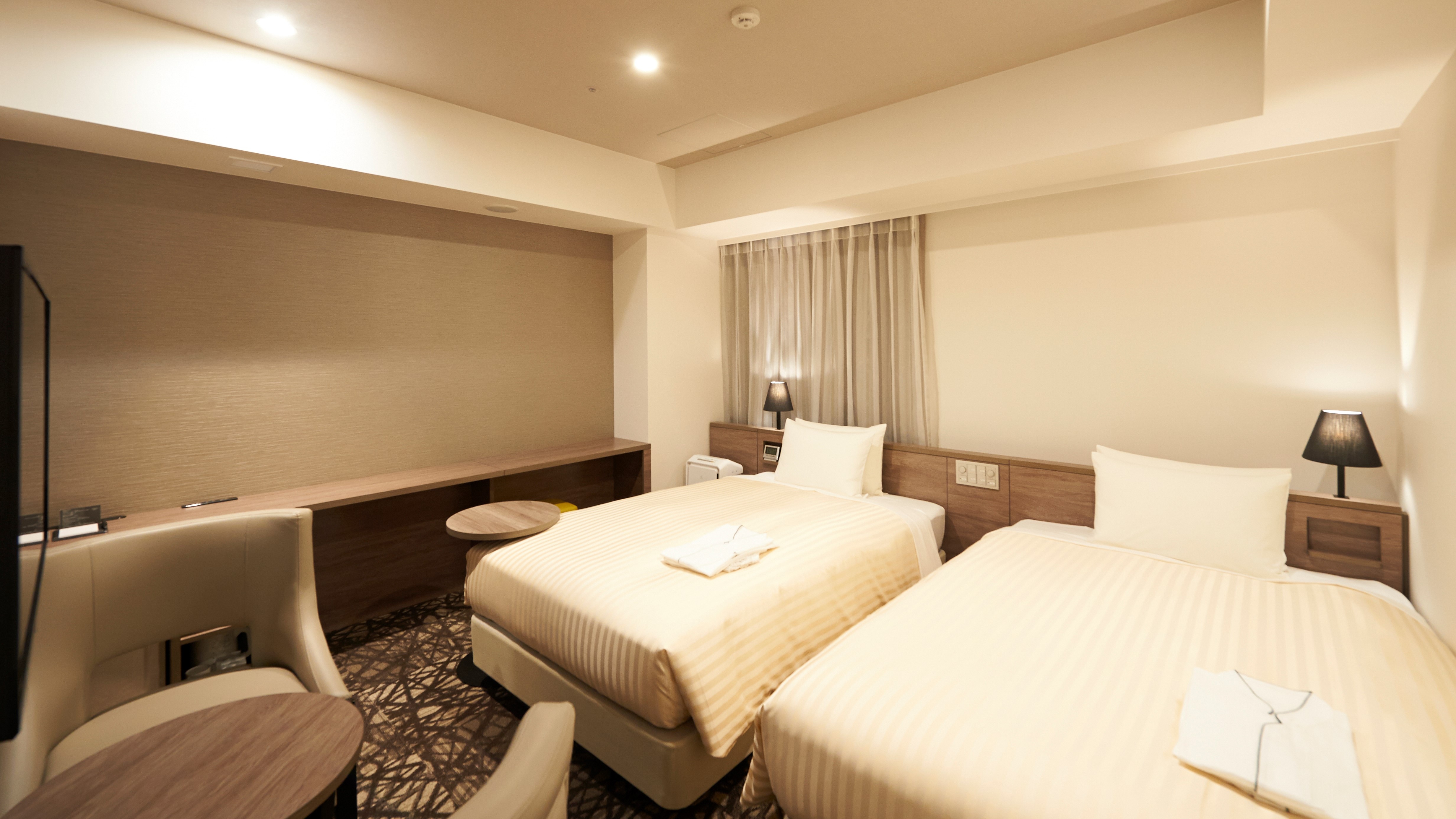 [Deluxe Twin Room] 18.4㎡ / 2 Simmons semi-double beds (width 120cm)