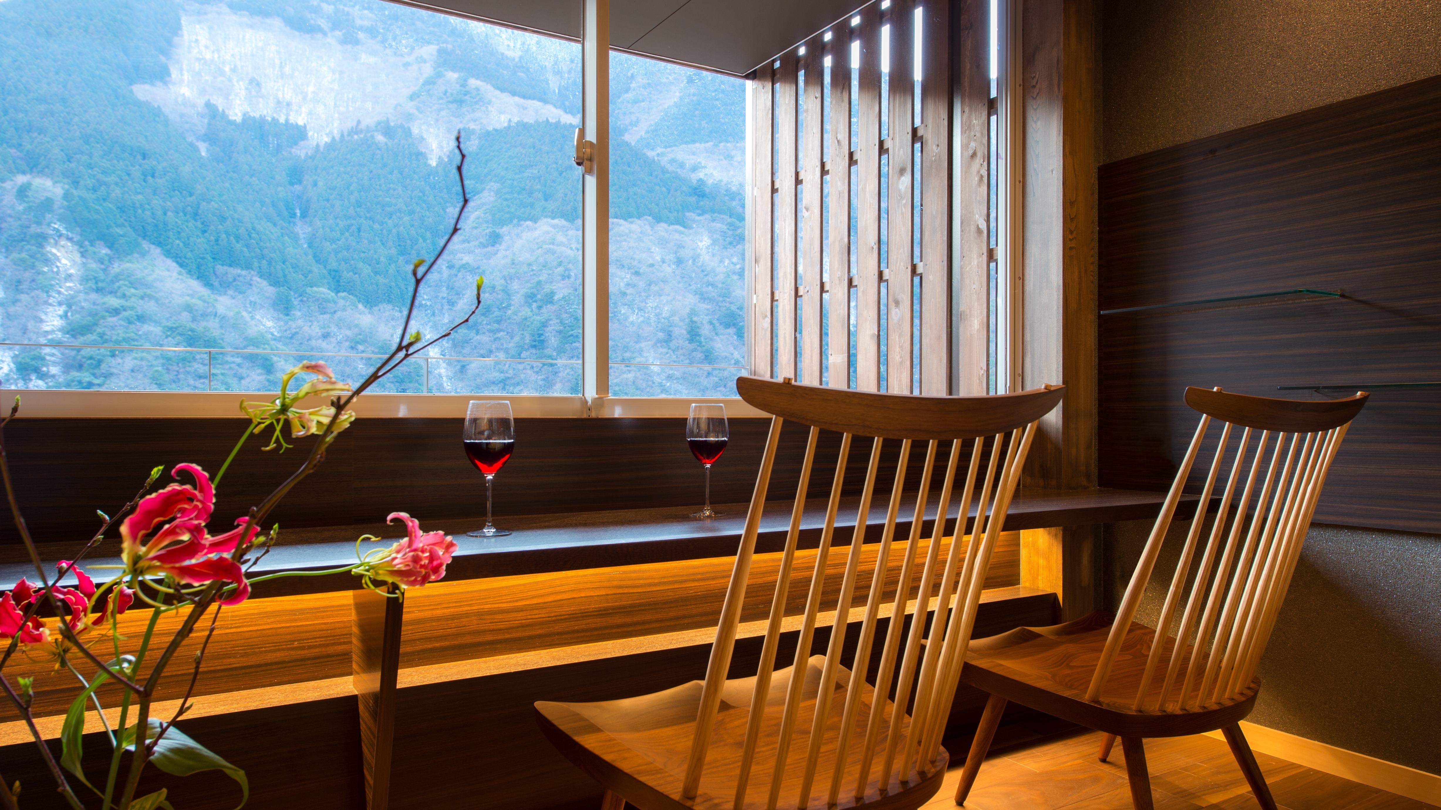 ■ Guest room with open-air bath Futarijime ■ View from George Nakashima lounge chair