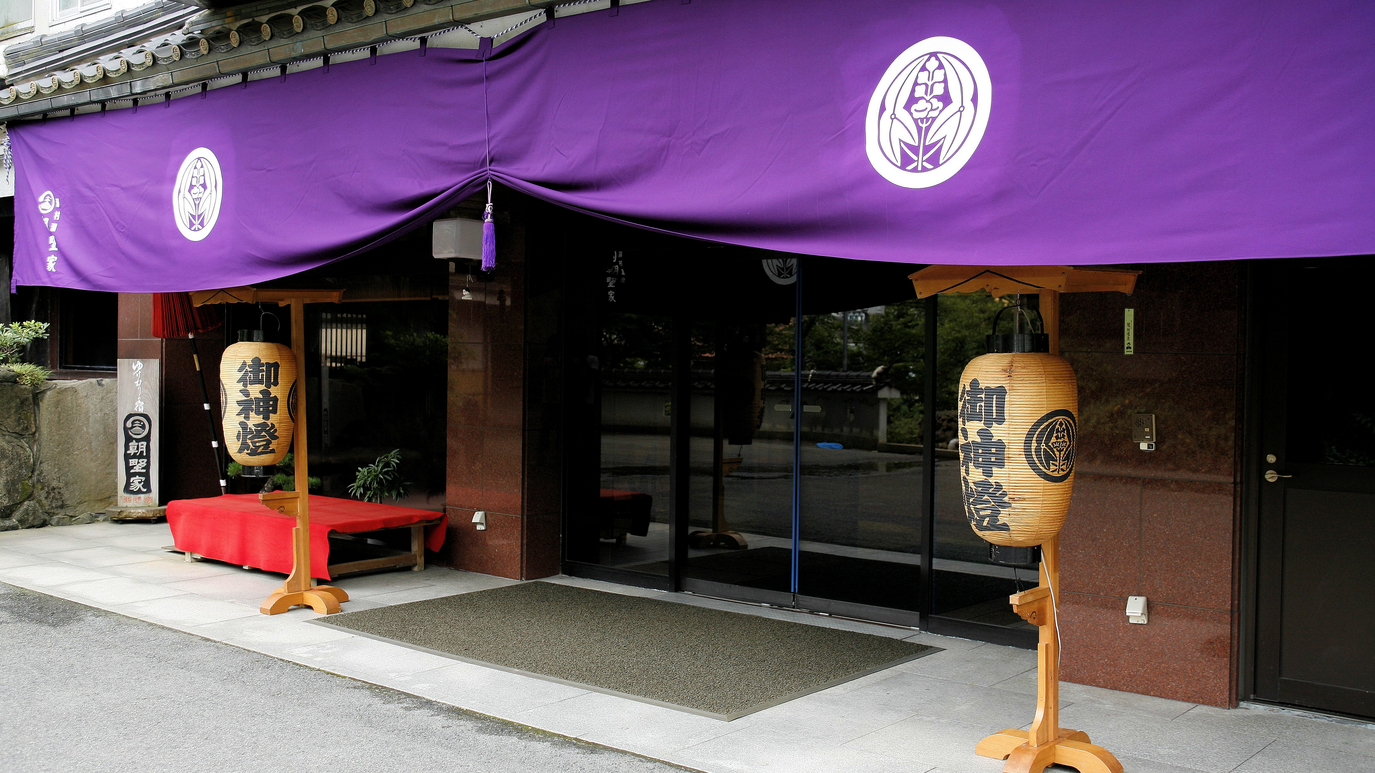 Asanoya in front of the entrance