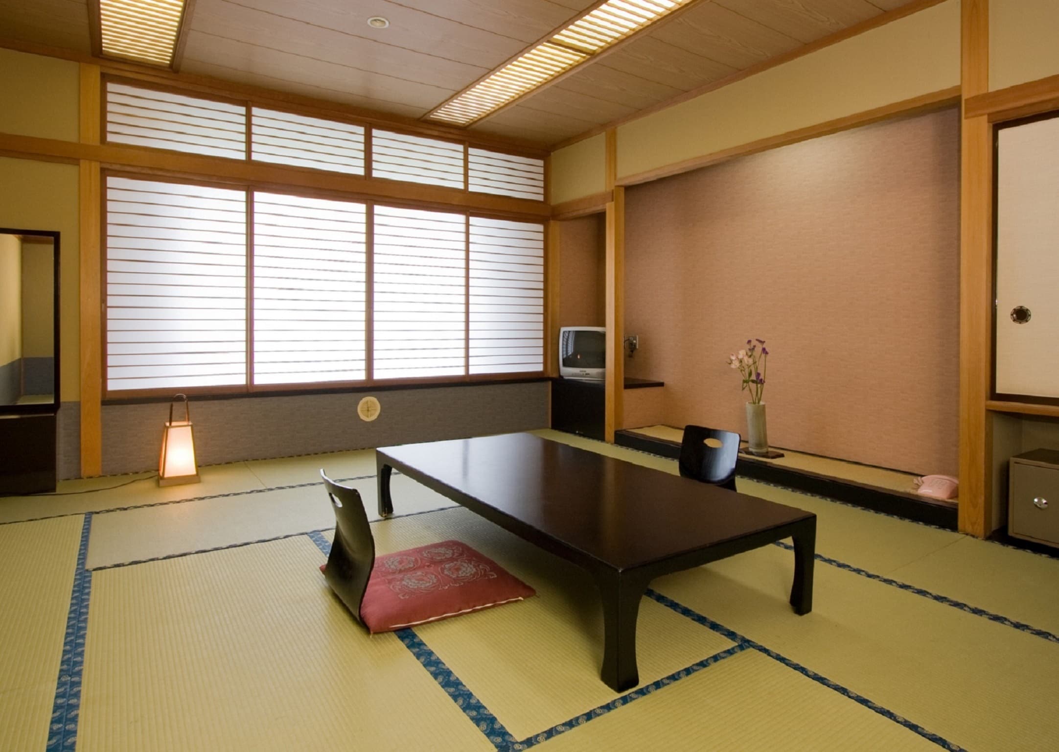 There is no bath, but it is a large room with 15 tatami mats. Recommended for large groups of guests.