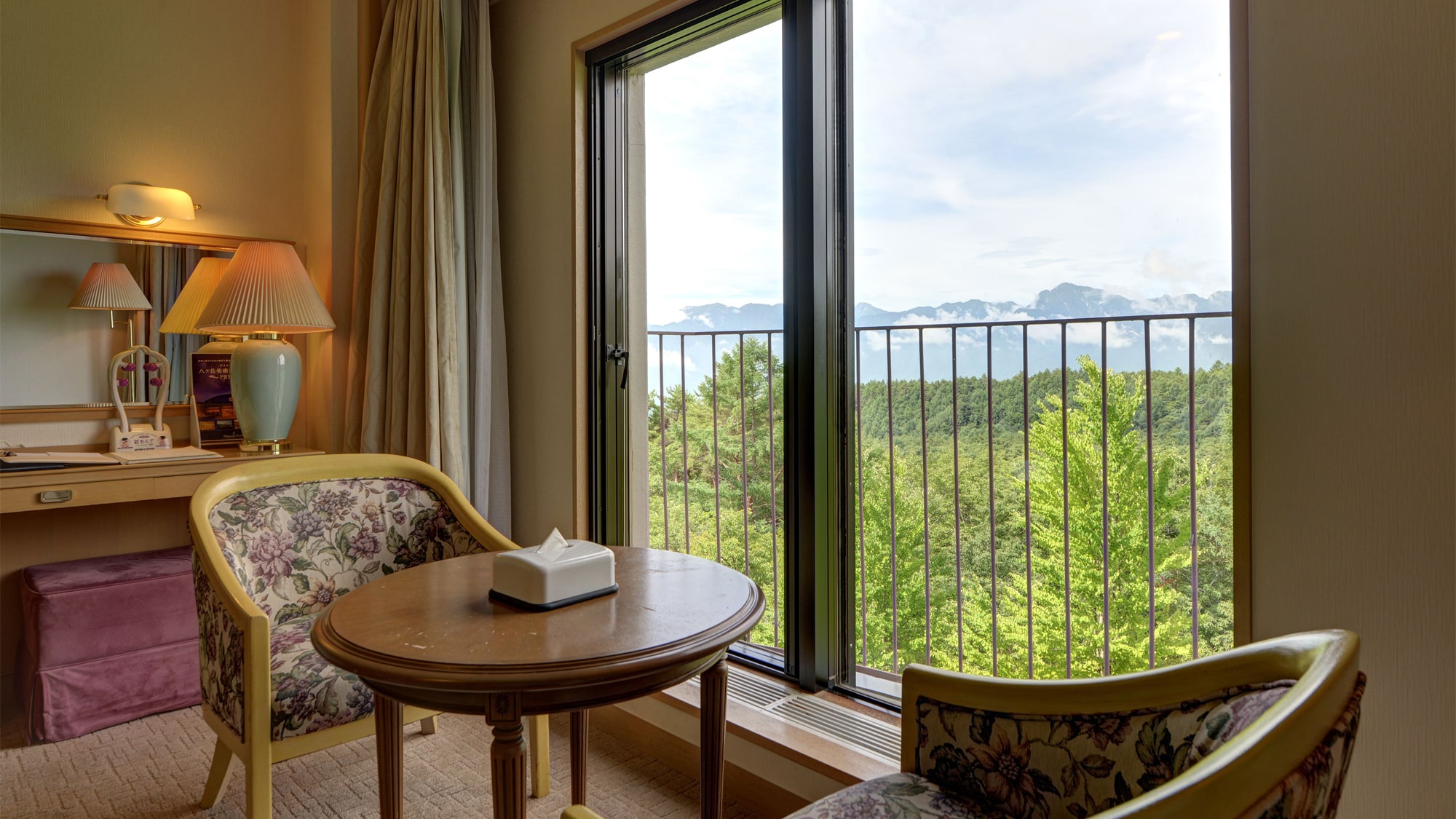 * [Western-style room 30-36 square meters (with bath/toilet with bidet)] Views vary depending on the room.