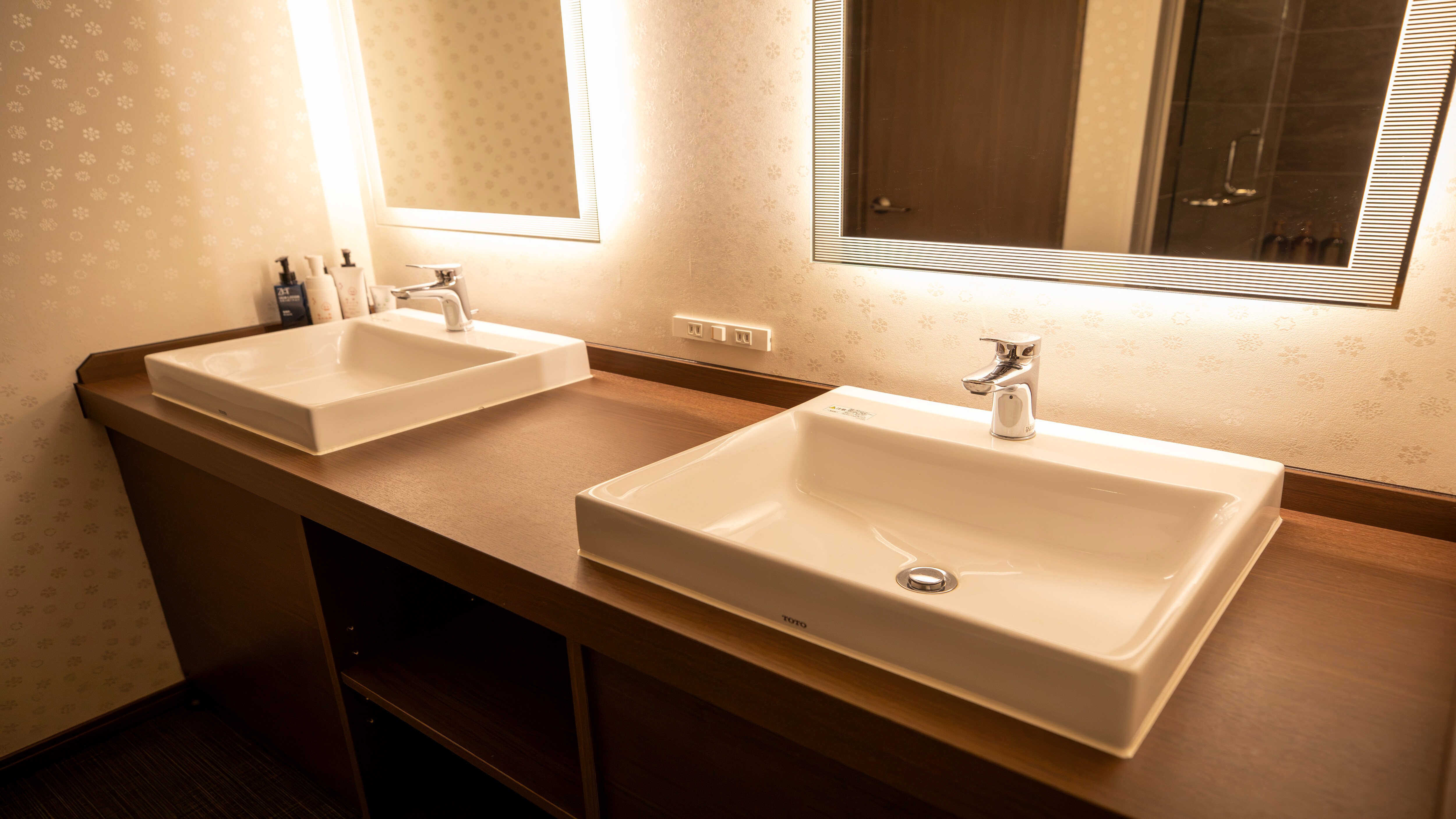 [Suite Room with Japanese-style Bath, 2nd Floor - K] Japanese-Western style twin bedroom (2nd floor) 45㎡