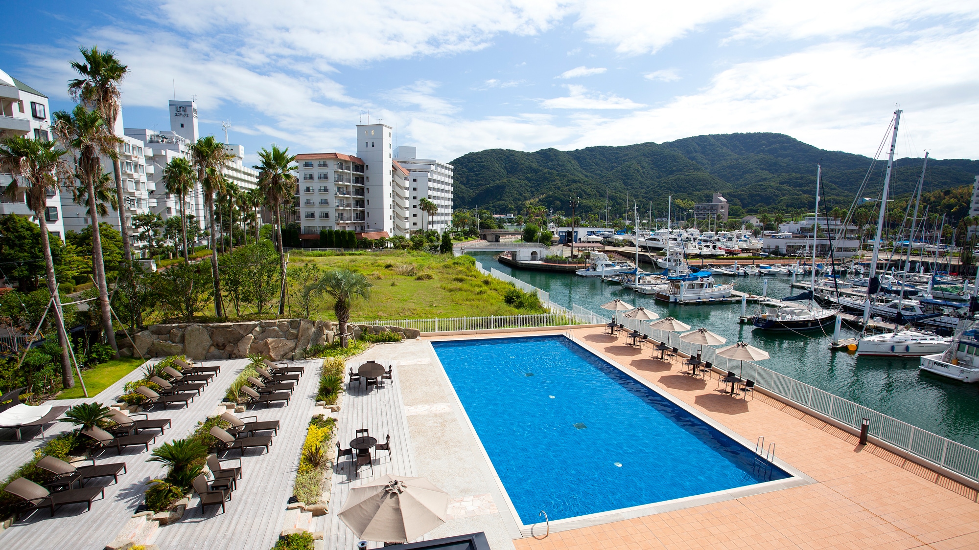 俯瞰遊艇港的海濱度假村泳池【泳池開放時間為7月1日至9月上旬或中旬】