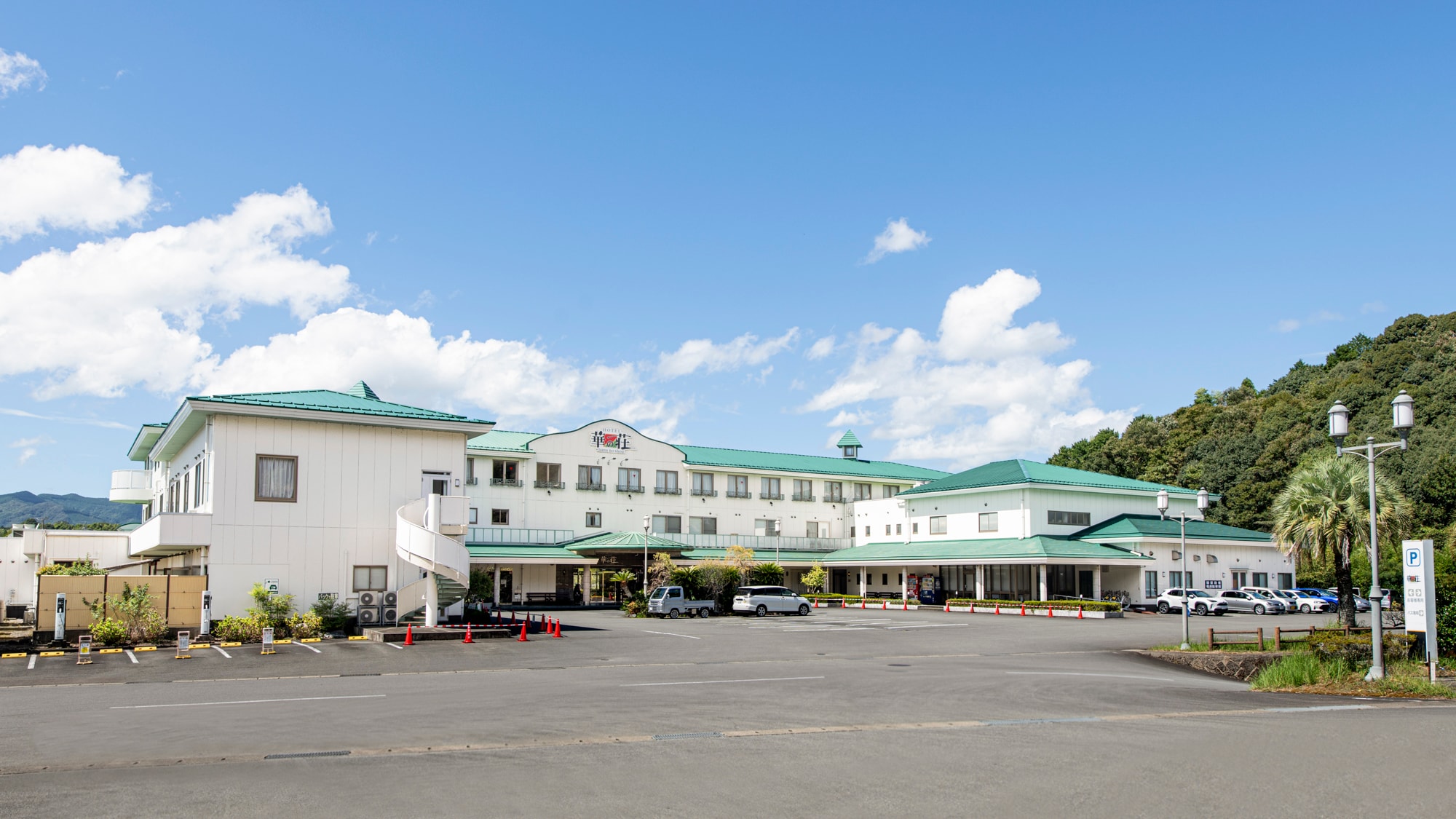 [Exterior] Spacious parking lot for peace of mind