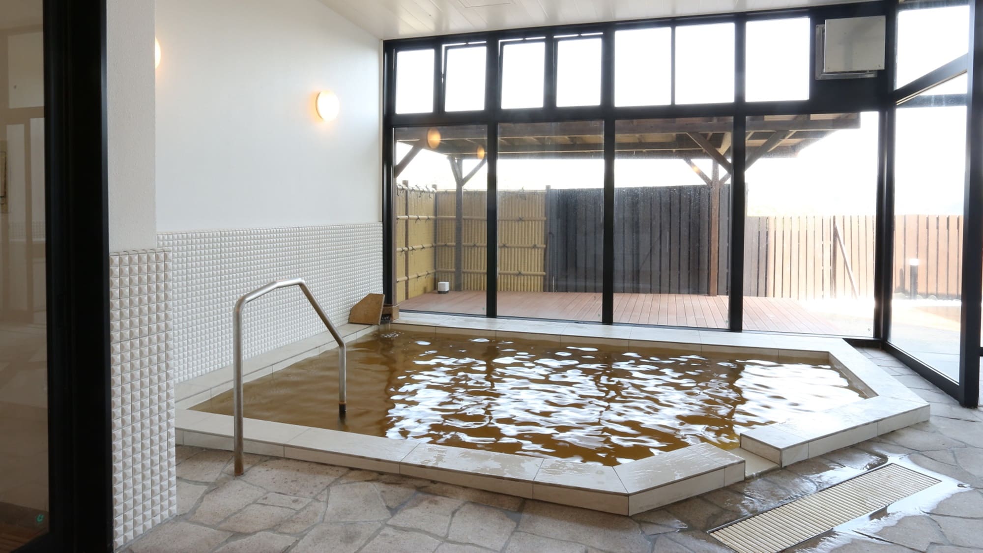 Large public bath: The waters of Fukushima Onsen are characterized by their high salt concentration and cloudy brown color, which is rare in western Kyushu.