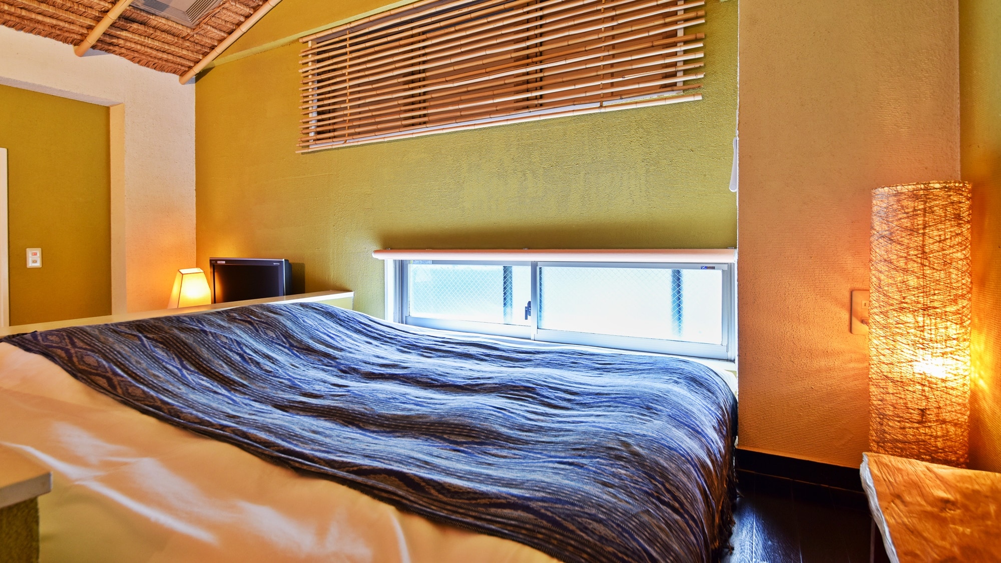* [Ruri] The bed is slightly elevated and spacious. You can relax here.