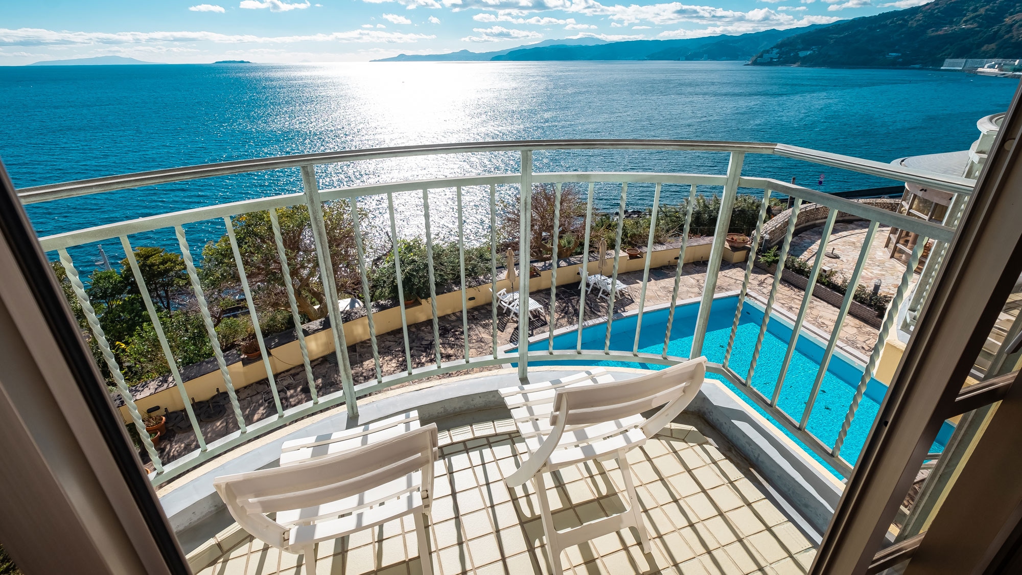 All rooms have a terrace. Enjoy the ever-changing scenery while listening to the sound of the waves.