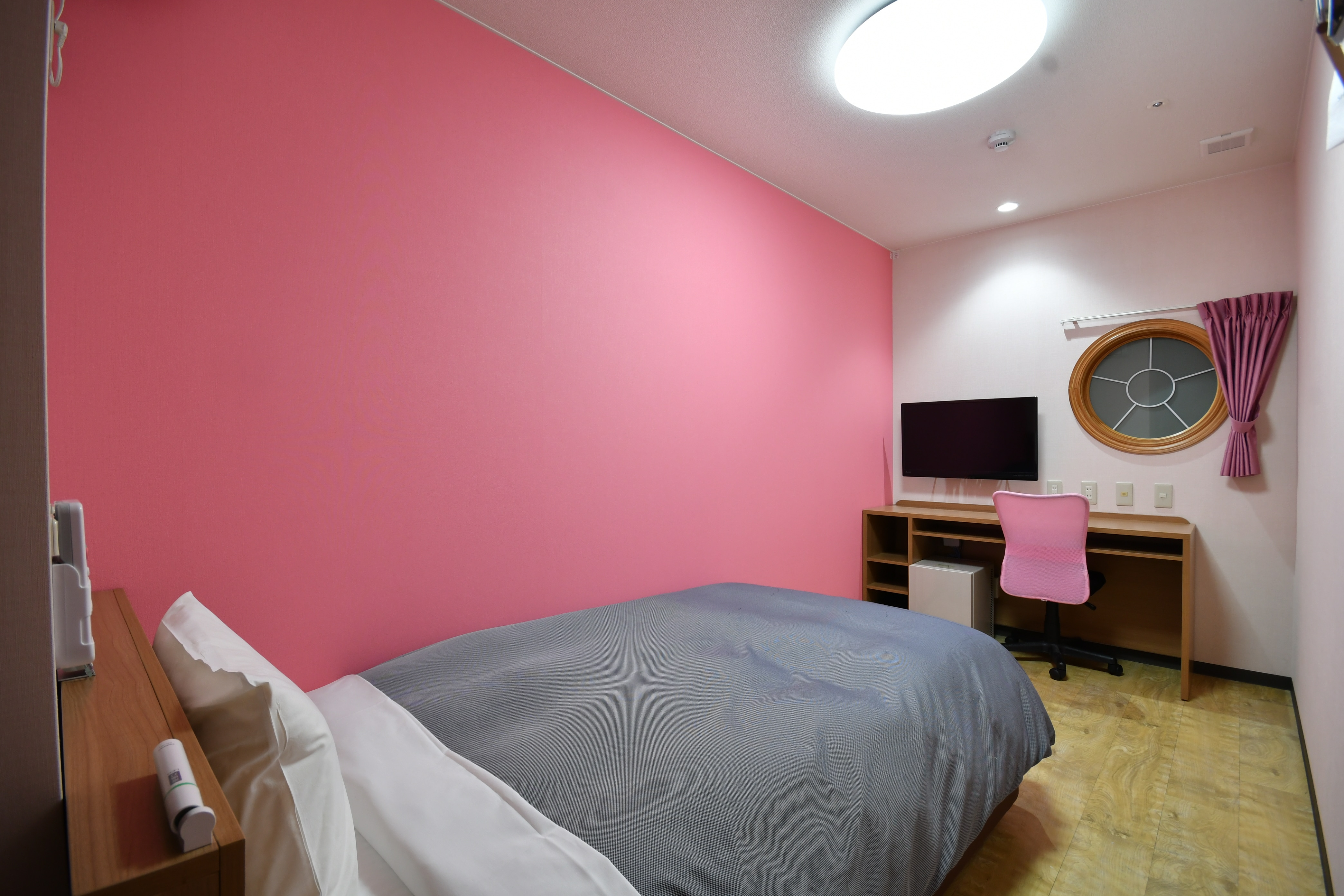 Cabin room (non-smoking) pink