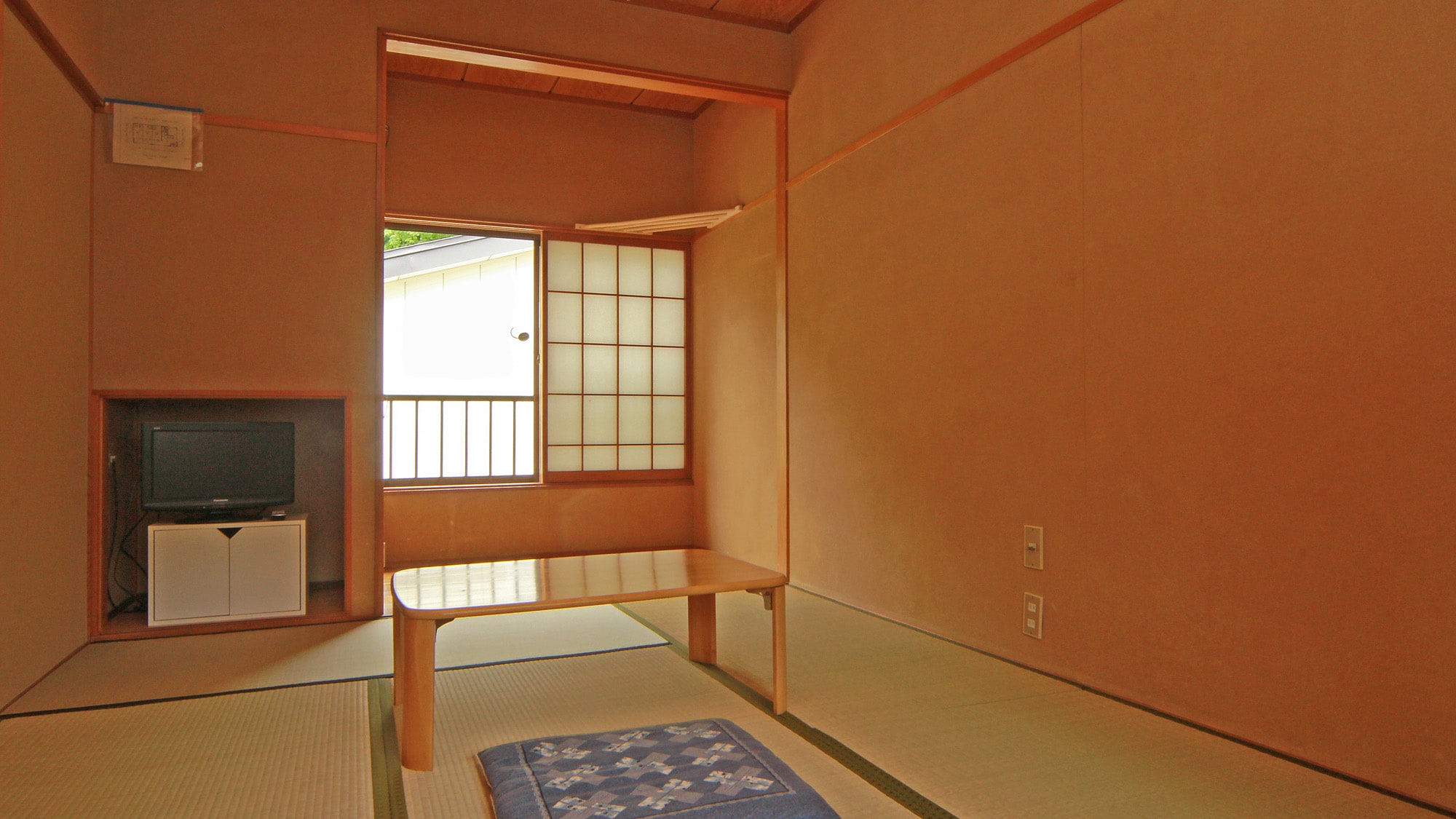 [Japanese-style room, 6 tatami mats] We will guide you according to the number of people.