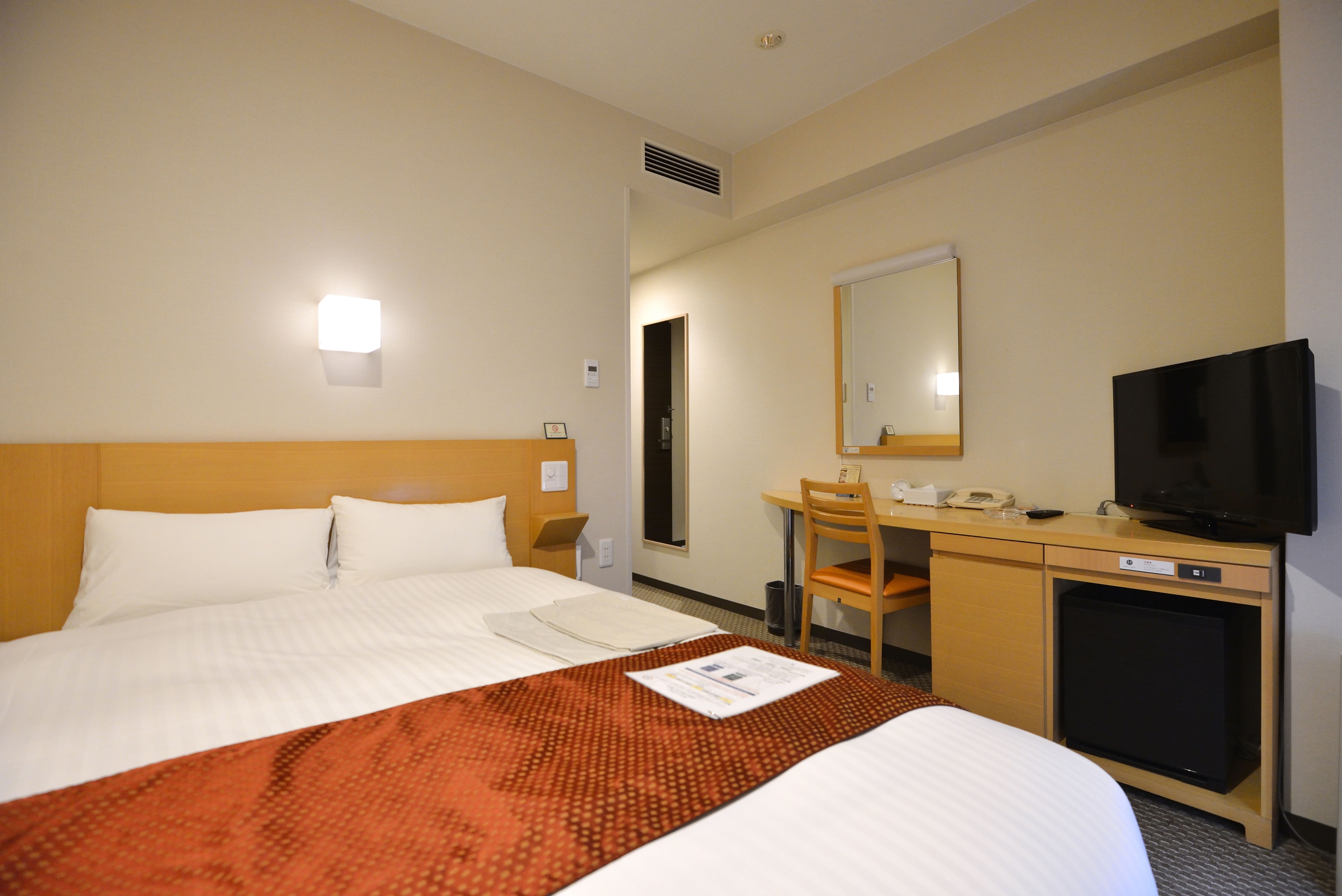 Kamar semi-double: tempat tidur lebar 140cm