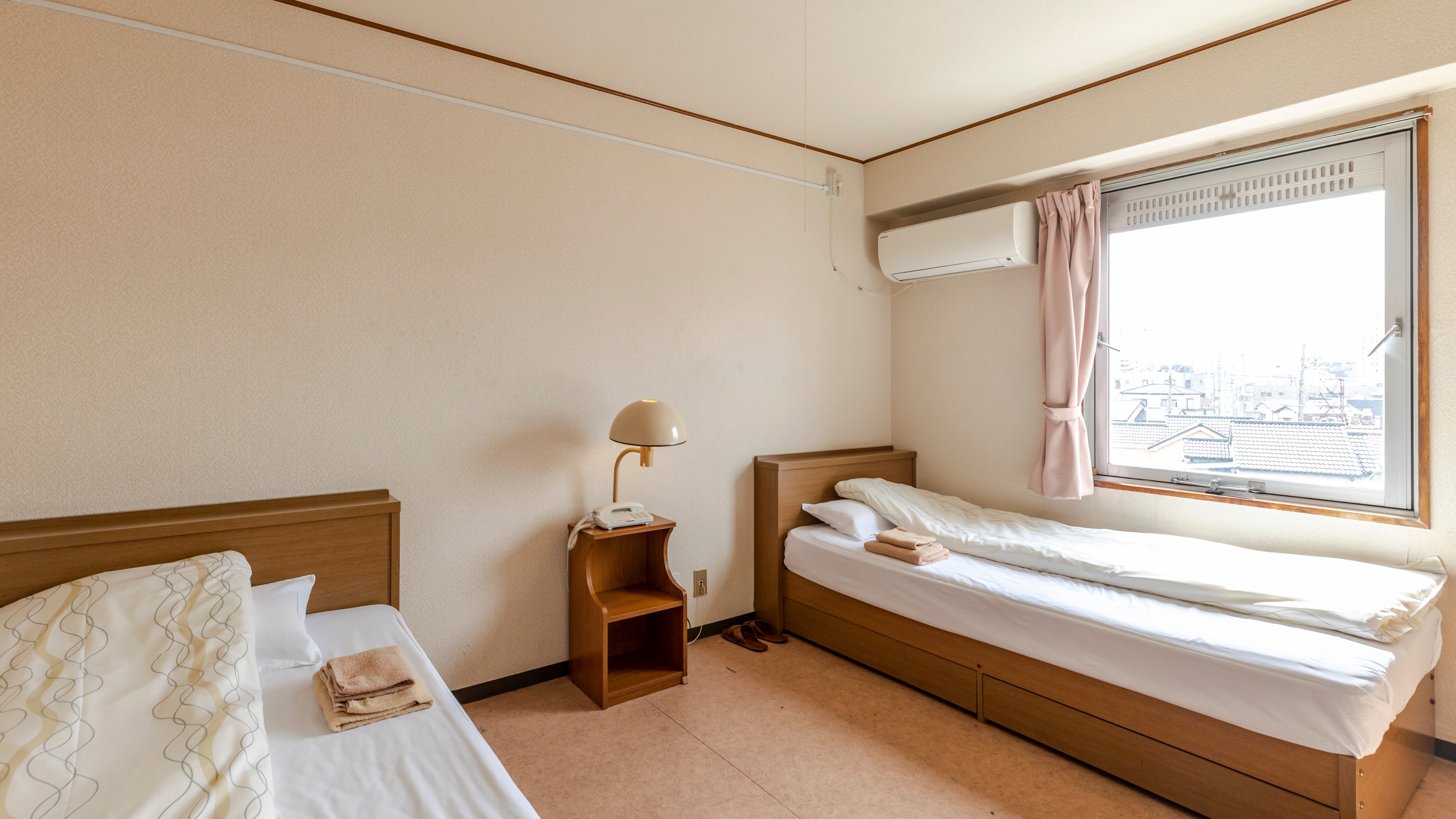 Twin room (shared bathroom and toilet)