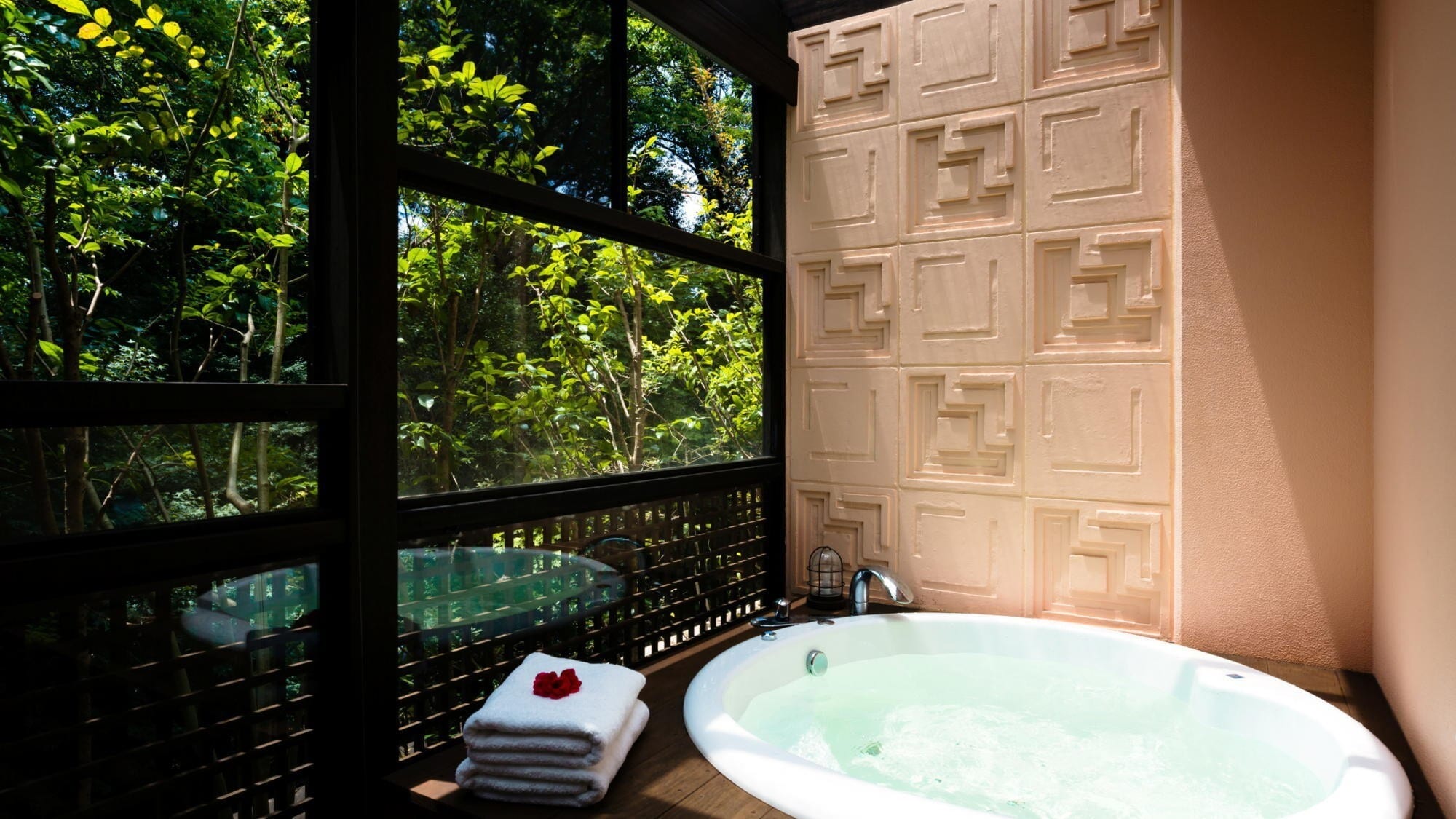 [Fairway Side] A bath with a jacuzzi that you can enjoy while feeling the nature