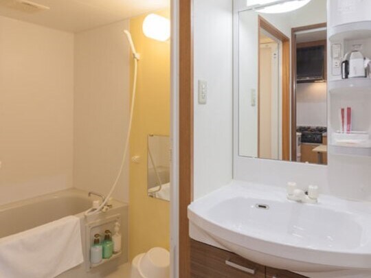 [ห้องน้ำ] แยกกับอ่างอาบน้ำ มีแชมพู ครีมนวดผม และสบู่ให้ มีเครื่องซักผ้าและเครื่องอบผ้าแก๊สให้บริการ