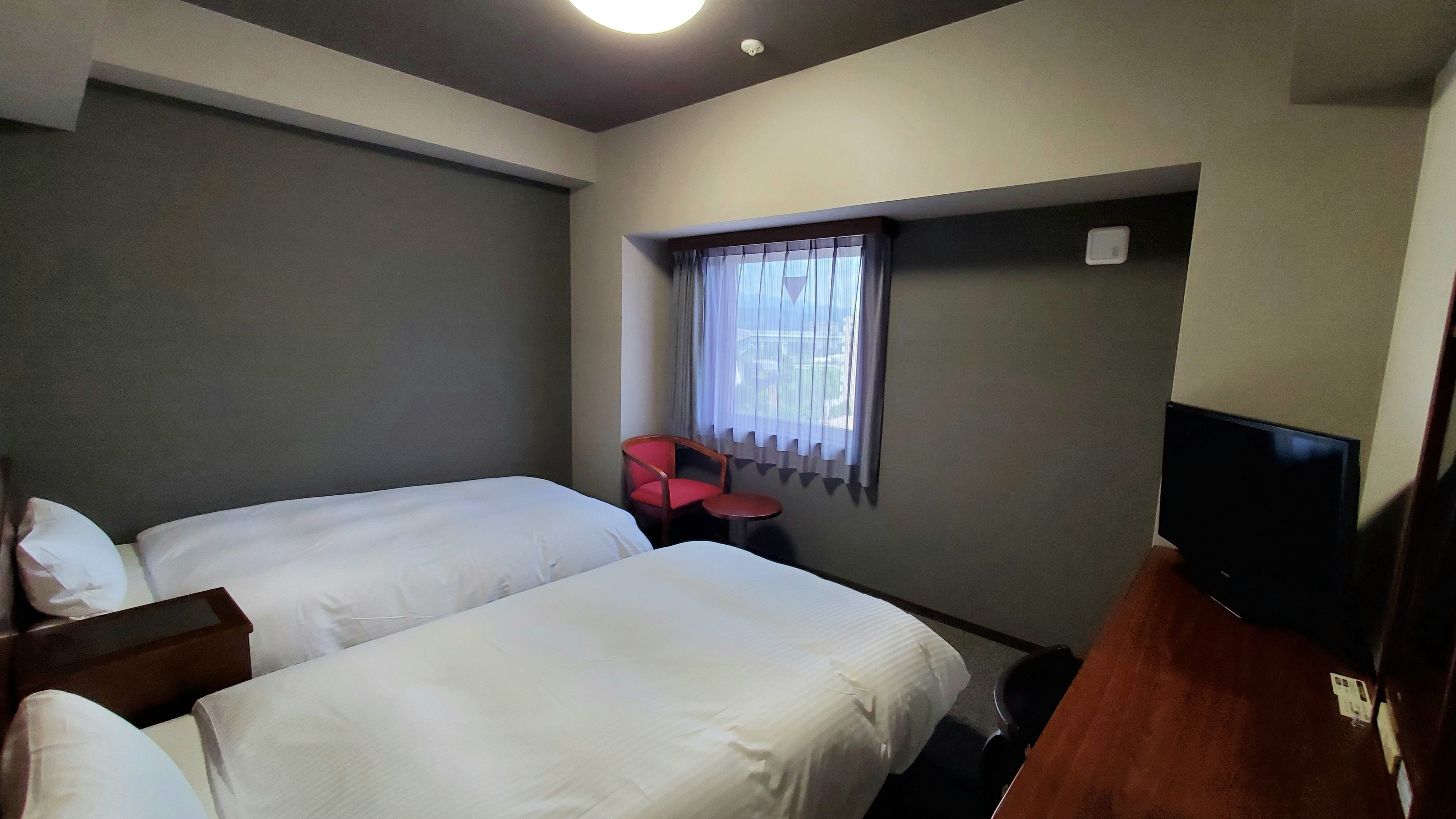 From the entrance of the twin room towards the window