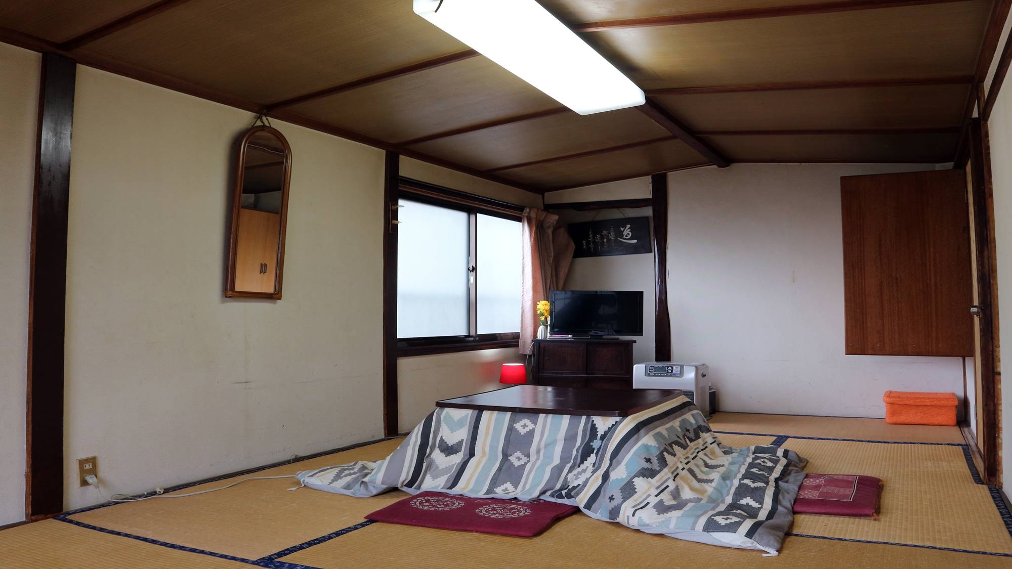 * [Example of guest room on the 3rd floor] A room that retains the atmosphere of the Showa era (a kotatsu is served in winter).