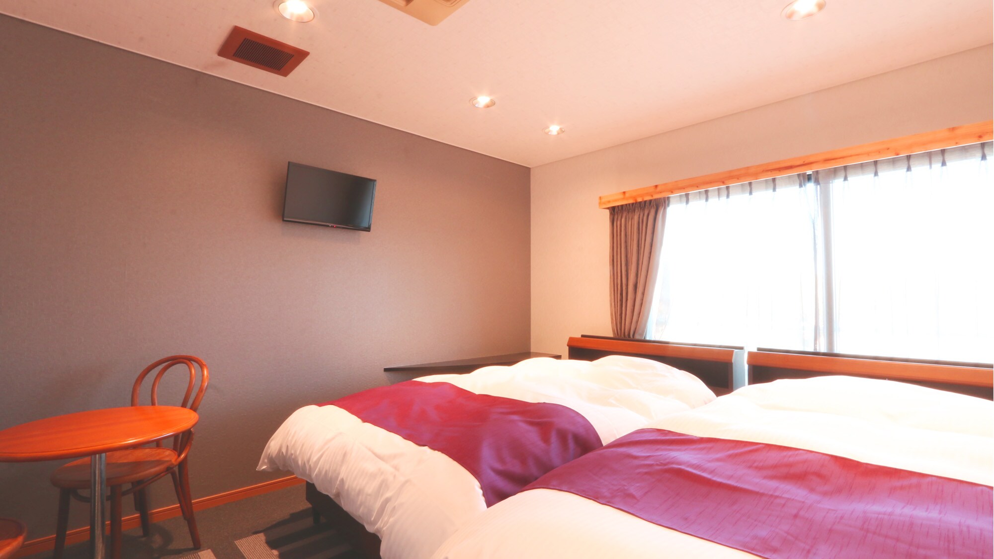 Our hotel basically has twin rooms. Please take a rest after your meal.