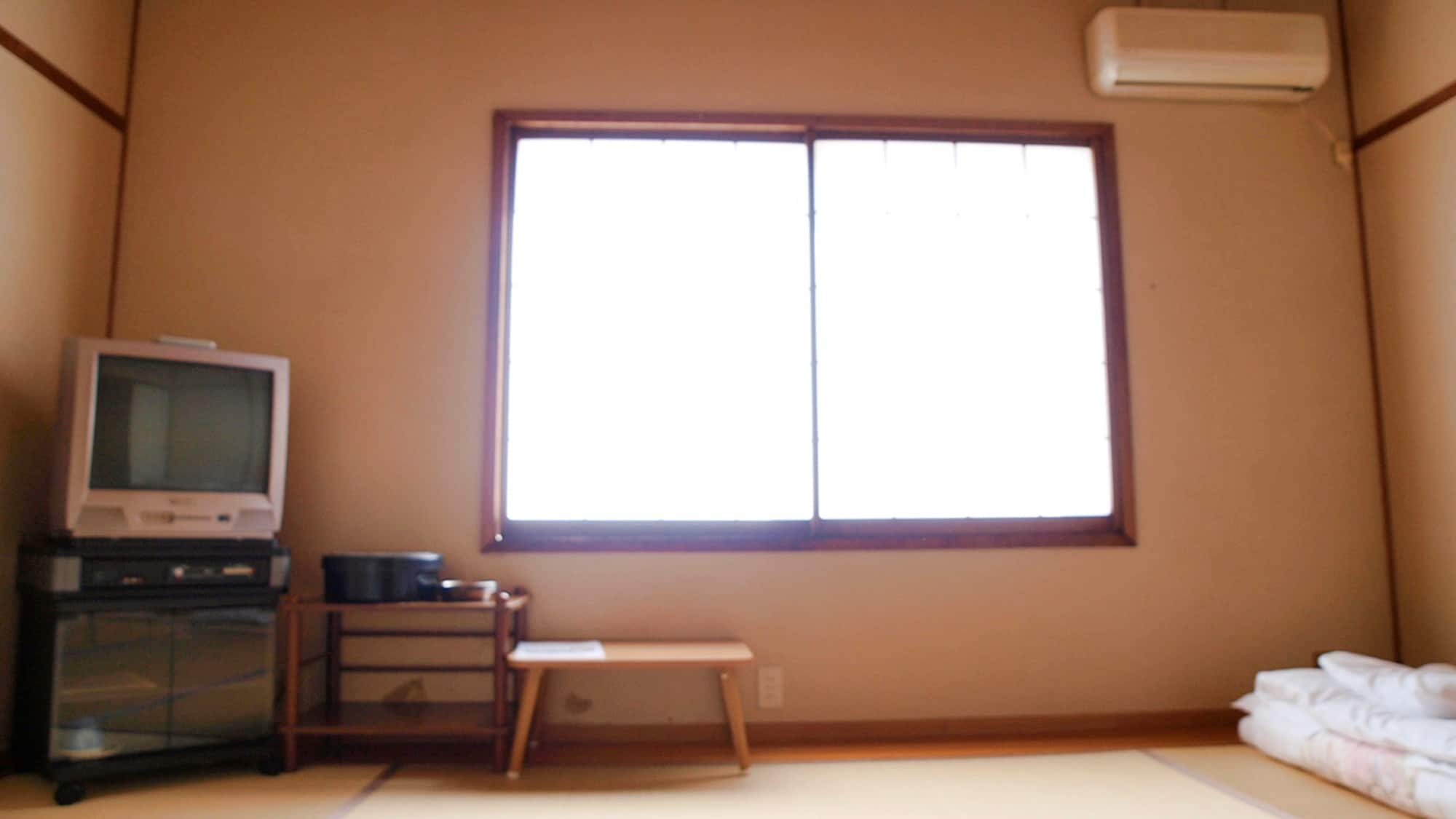 * Japanese-style room (4 tatami mats)